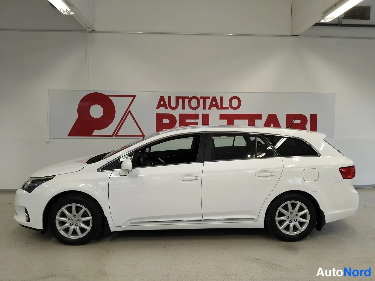Valkoinen Toyota Avensis 2012, sivulta, kuva 4