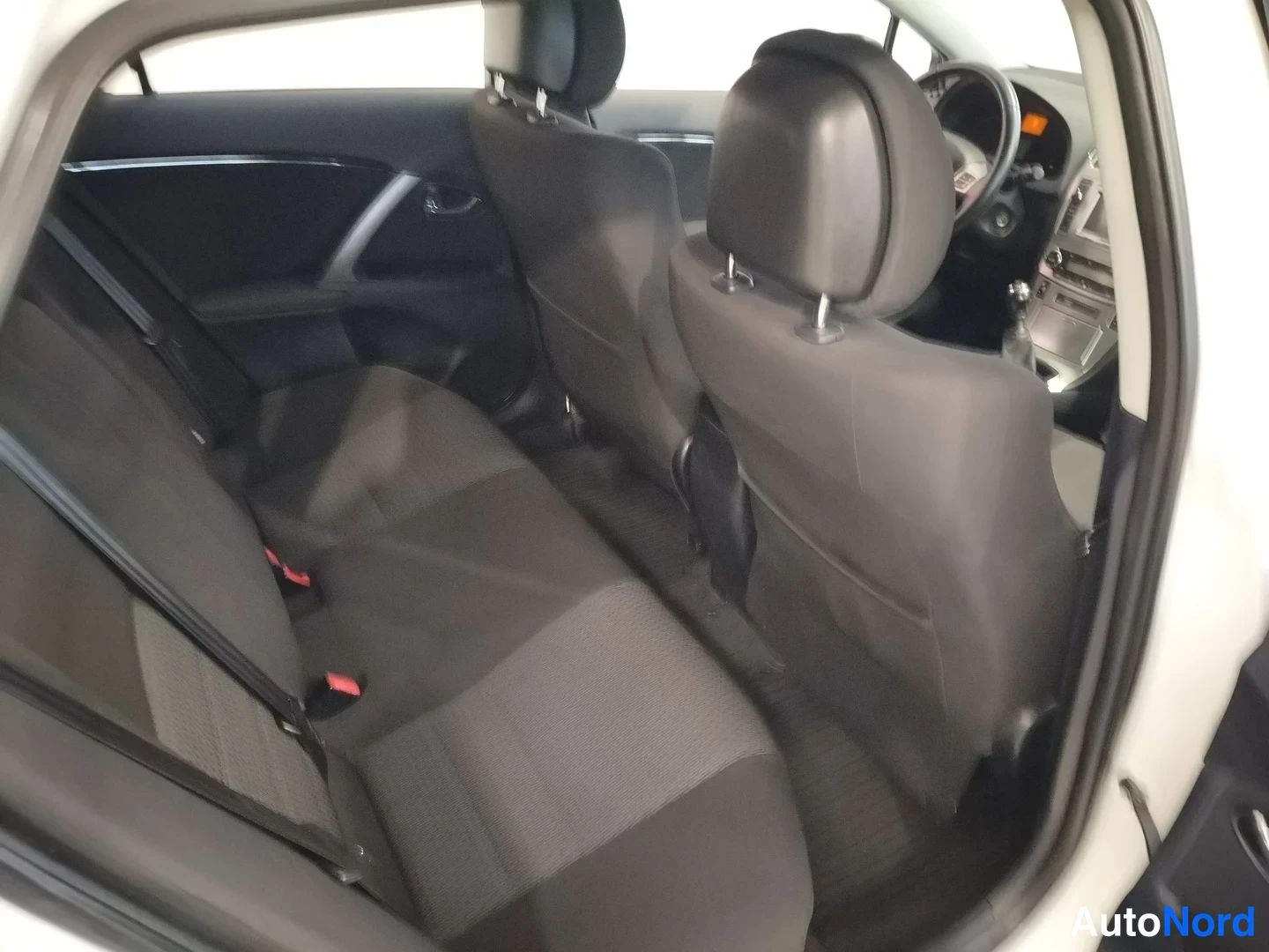 Valkoinen Toyota Avensis 2012, takaistuimet, kuva 16