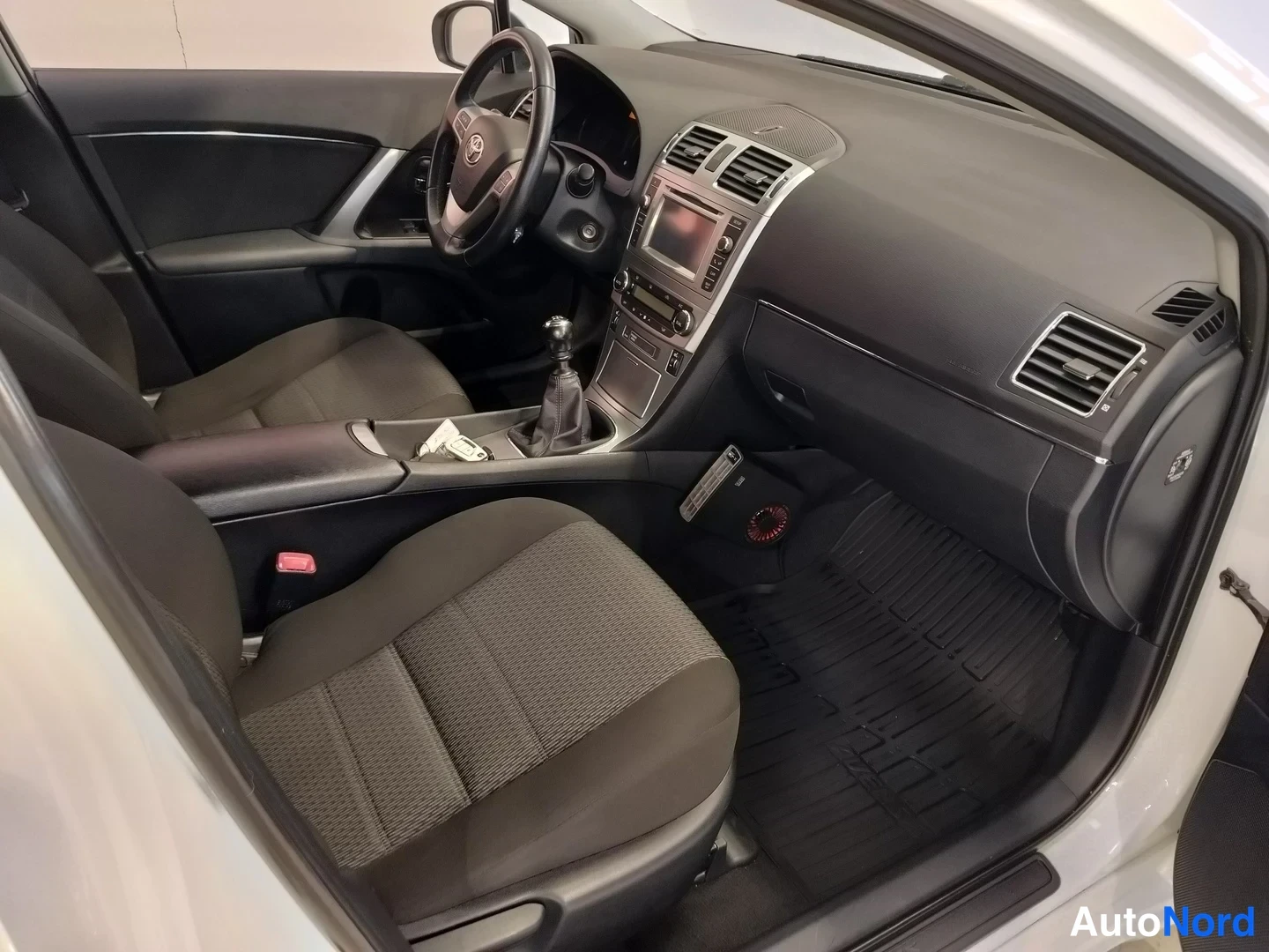 Valkoinen Toyota Avensis 2012, ohjaamo, kuva 14