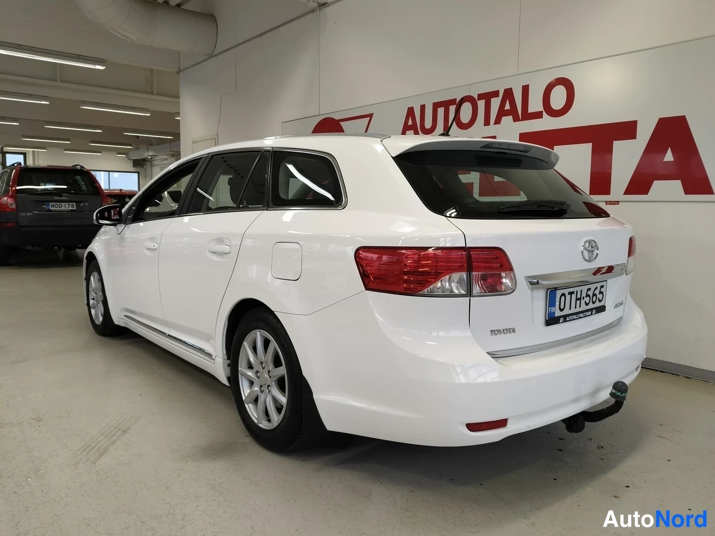 Valkoinen Toyota Avensis 2012, takaviisto, kuva 6