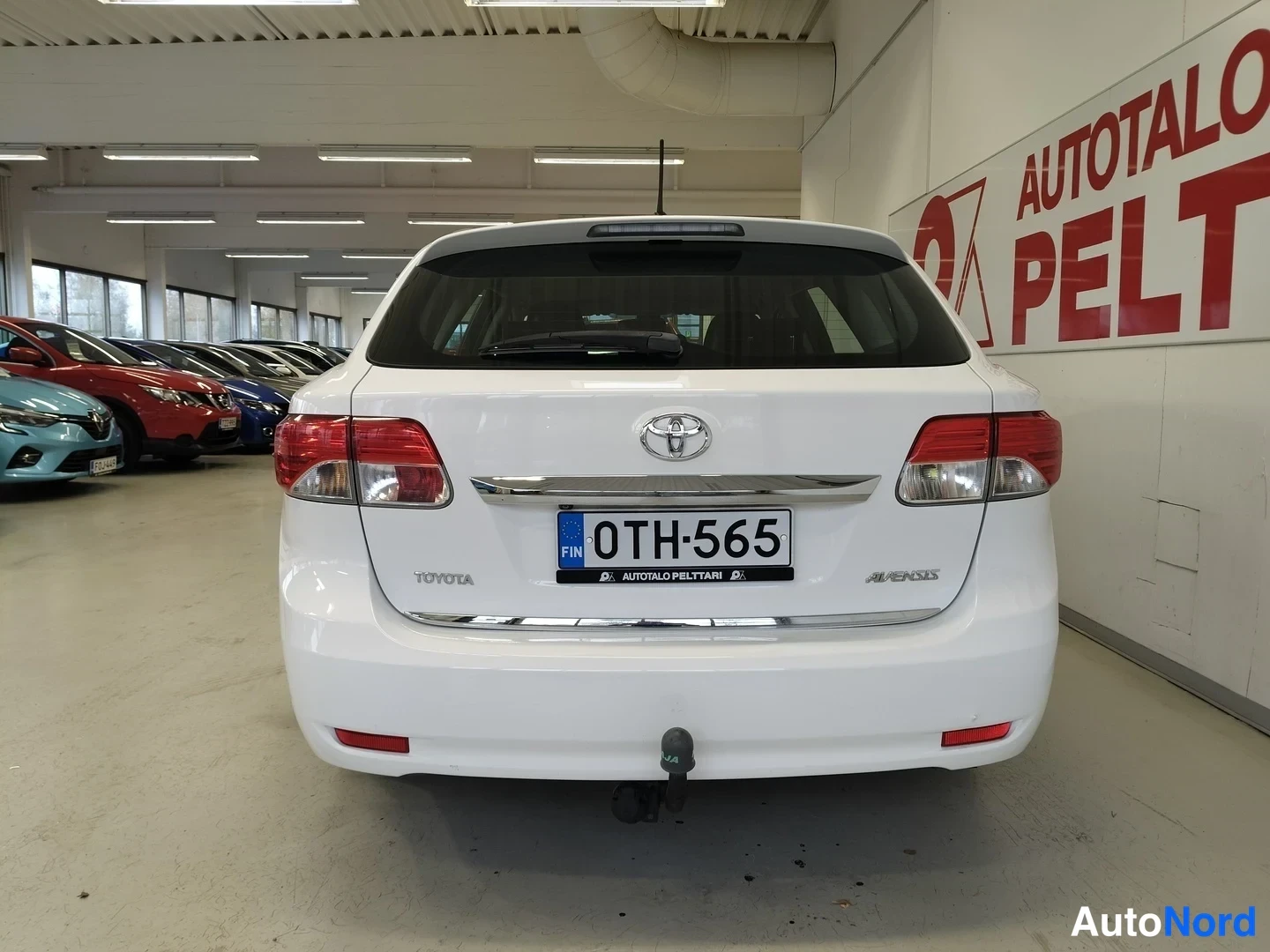 Valkoinen Toyota Avensis 2012, takaa, kuva 9