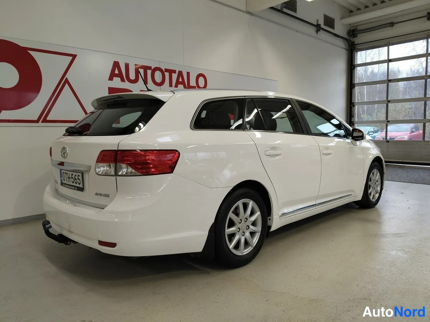 Valkoinen Toyota Avensis 2012, takaviisto, kuva 7