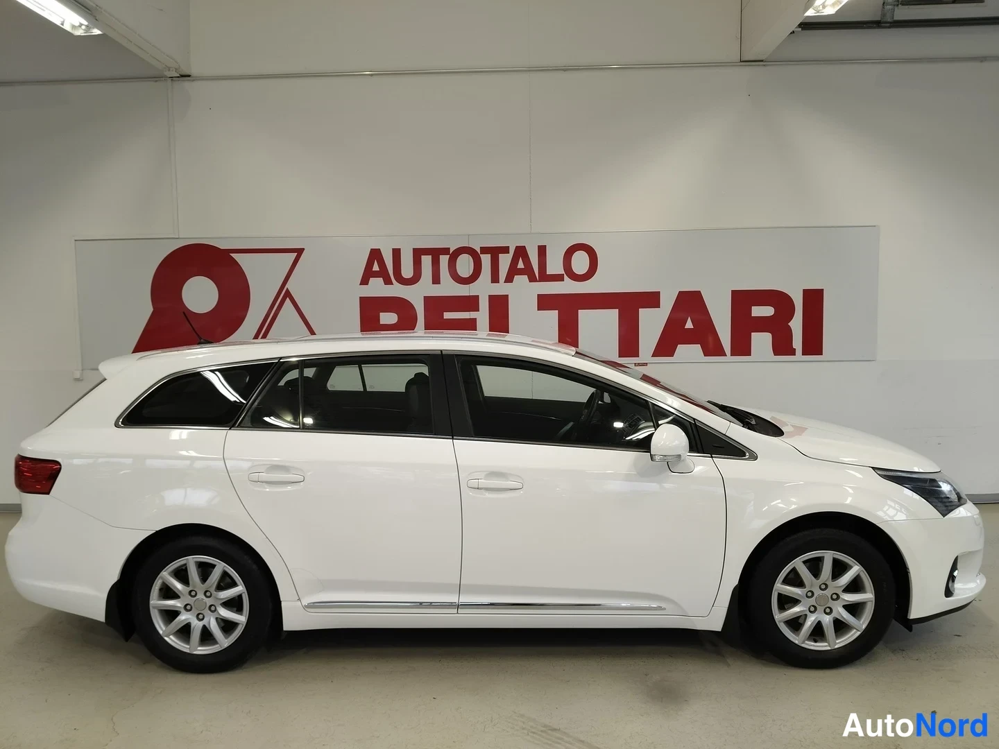 Valkoinen Toyota Avensis 2012, sivulta, kuva 5