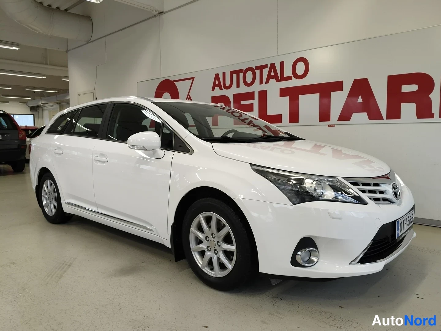 Valkoinen Toyota Avensis 2012, etuviisto, keula oikealle, kuva 2