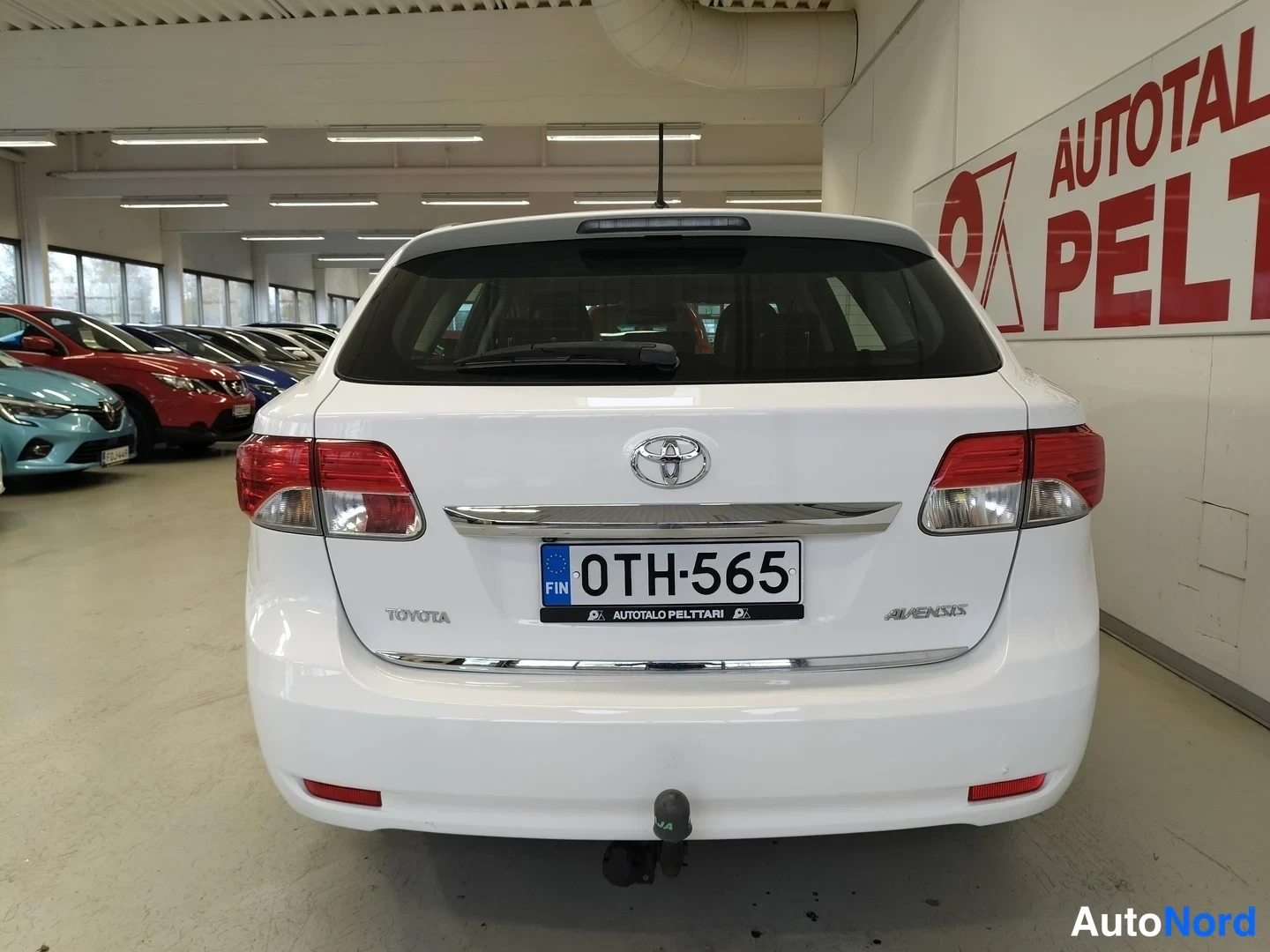 Valkoinen Toyota Avensis 2012, takaa, kuva 8