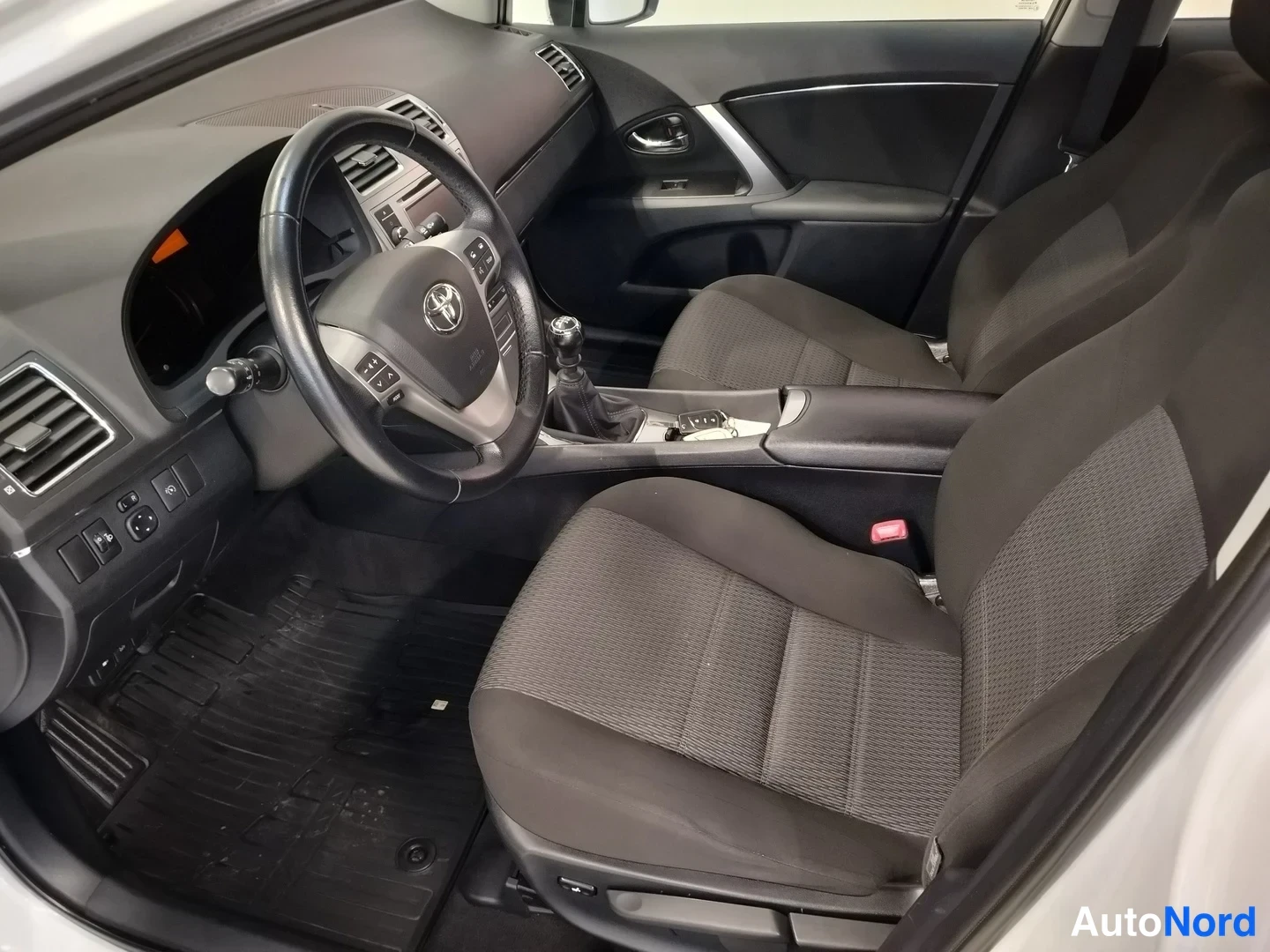 Valkoinen Toyota Avensis 2012, ohjaamo, kuva 10