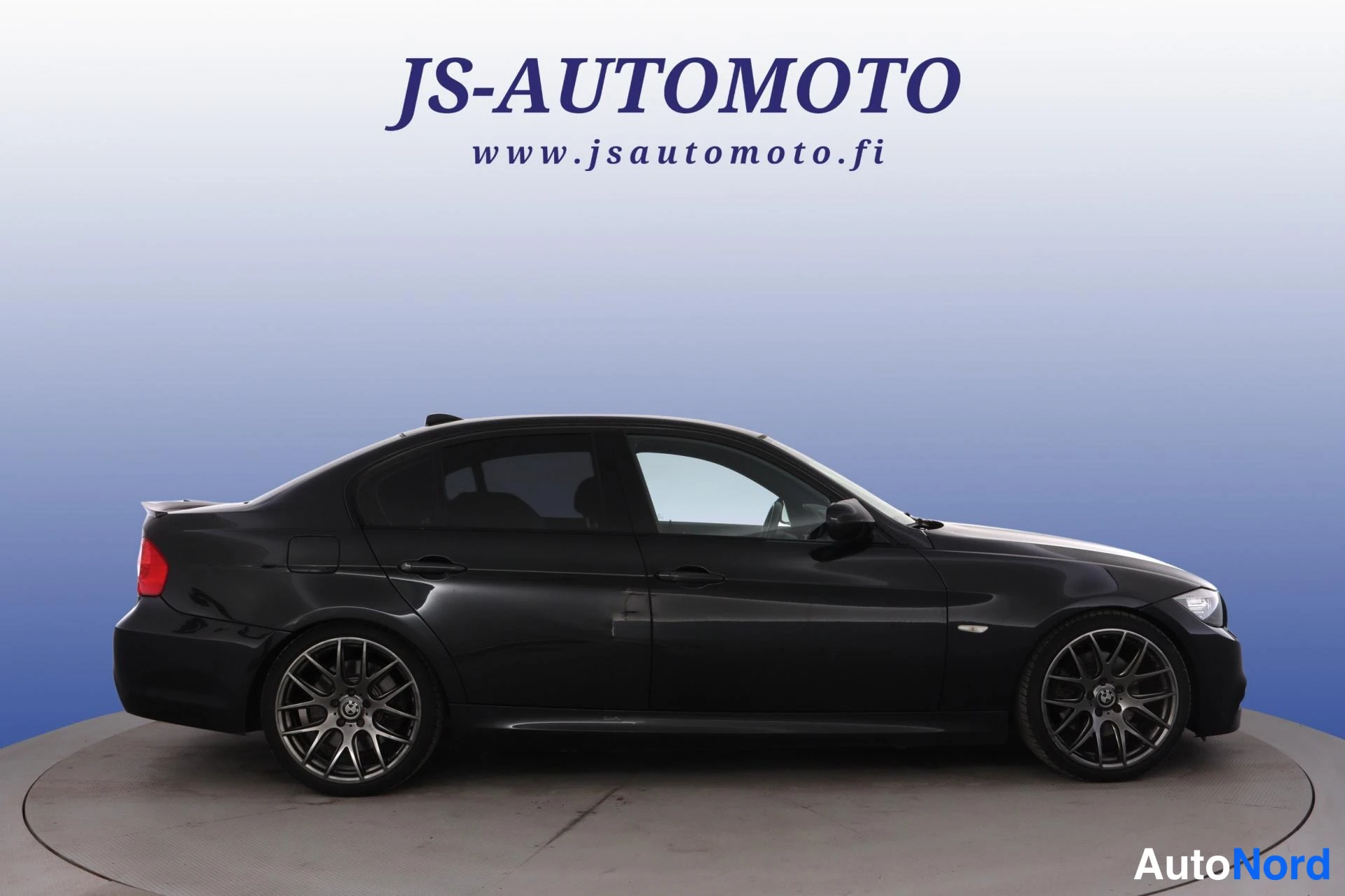 Musta BMW 330i 2011, etuviisto, keula oikealle, kuva 3