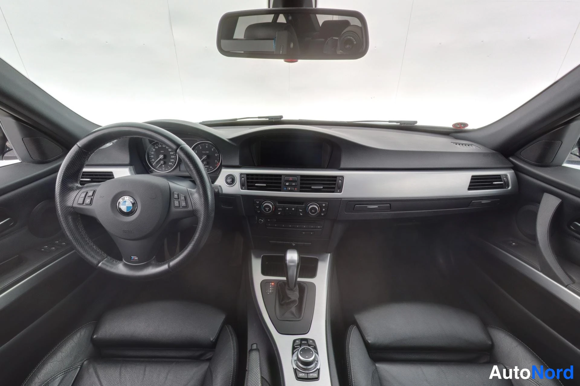 Musta BMW 330i 2011, ohjaamo, kuva 8