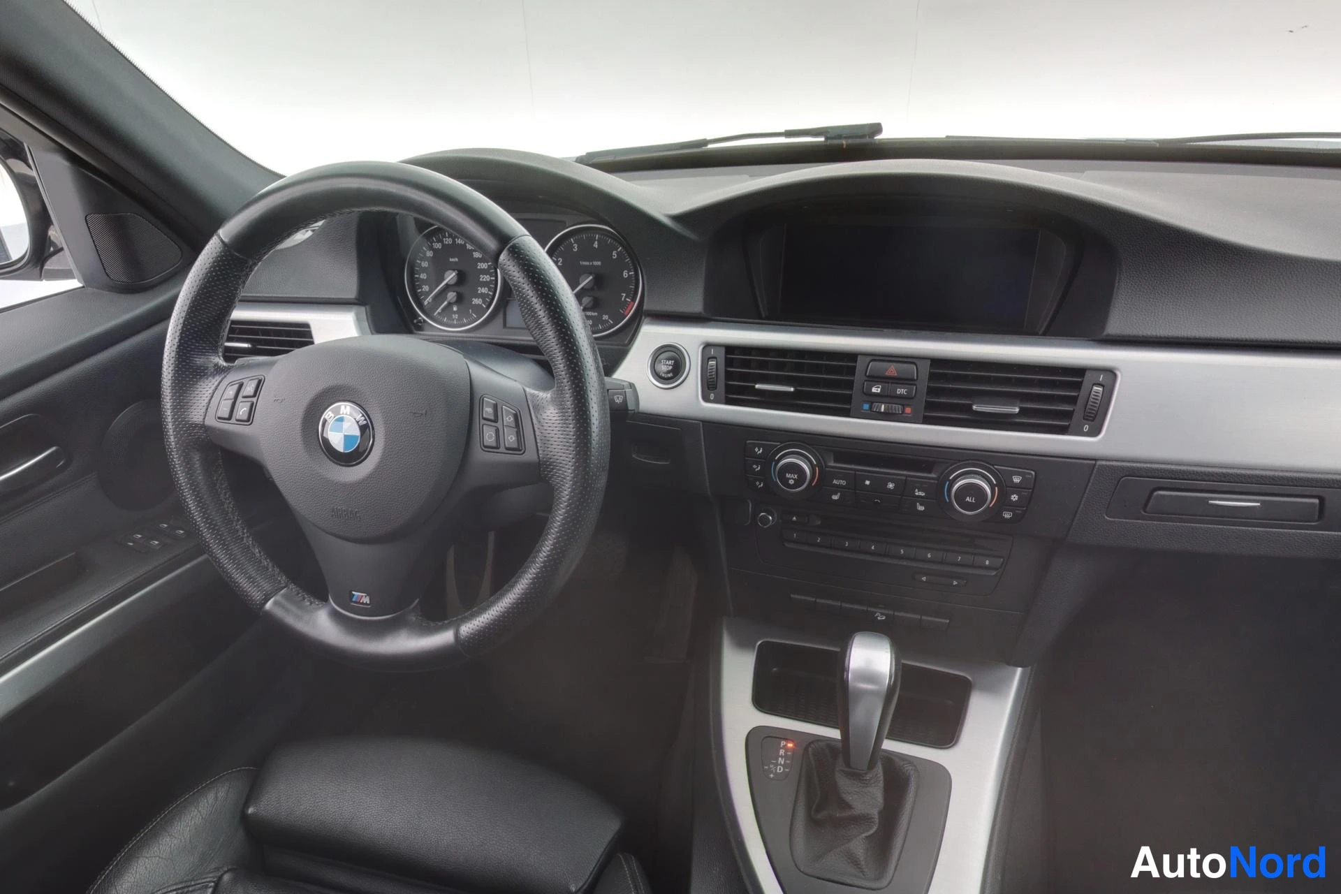Musta BMW 330i 2011, ohjaamo, kuva 9