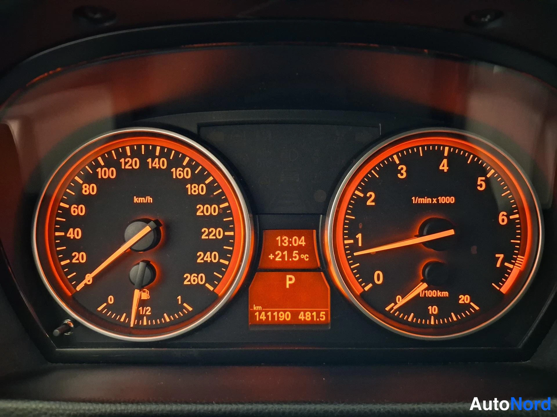 Musta BMW 330i 2011, yksityiskohta, kuva 15