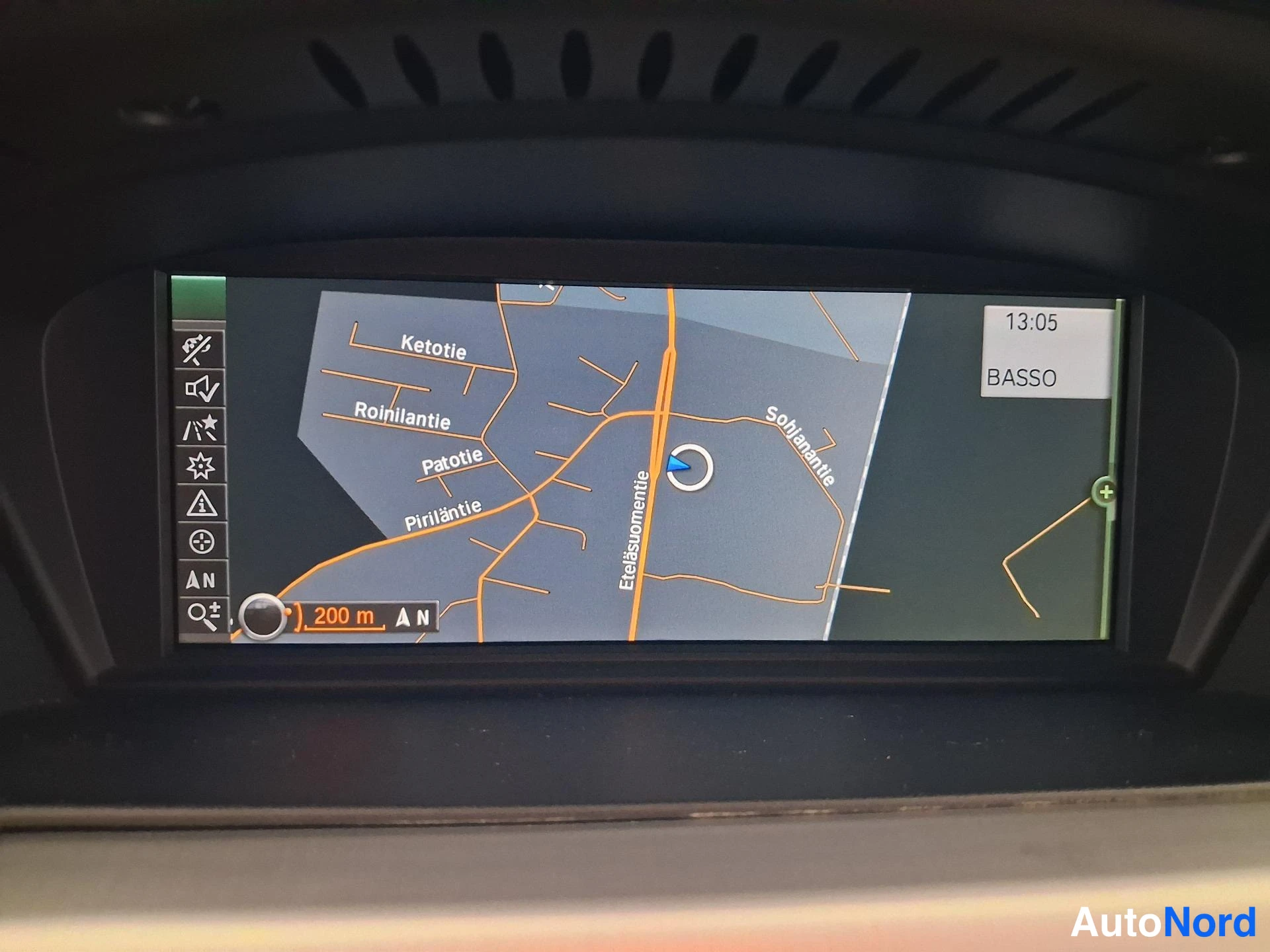 Musta BMW 330i 2011, yksityiskohta, kuva 17