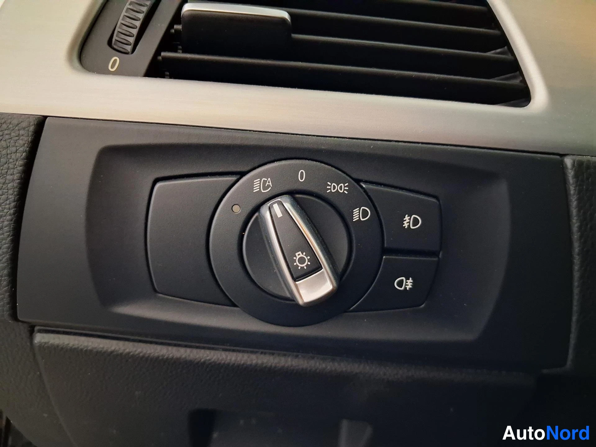 Musta BMW 330i 2011, yksityiskohta, kuva 18