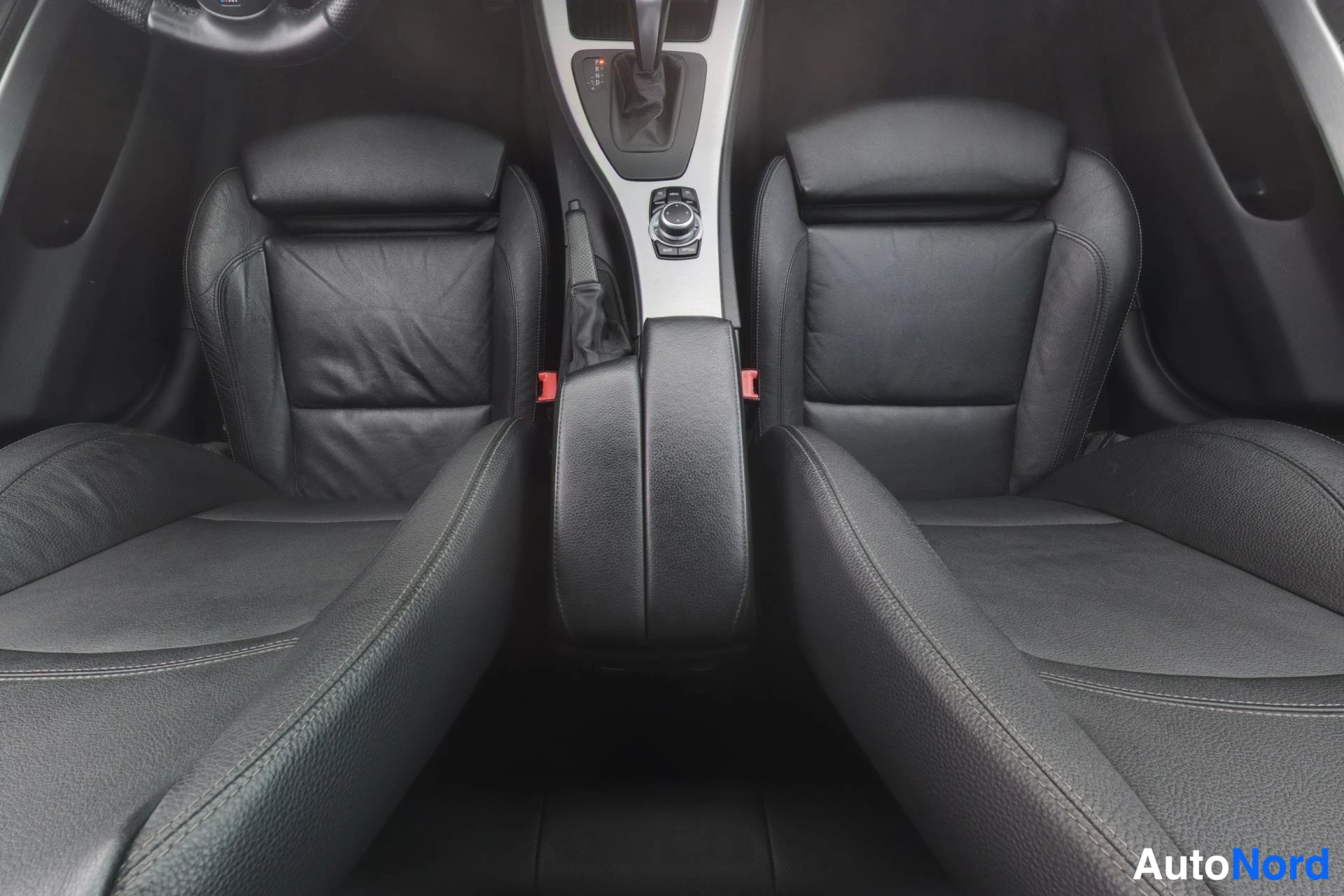 Musta BMW 330i 2011, etuistuimet, kuva 12