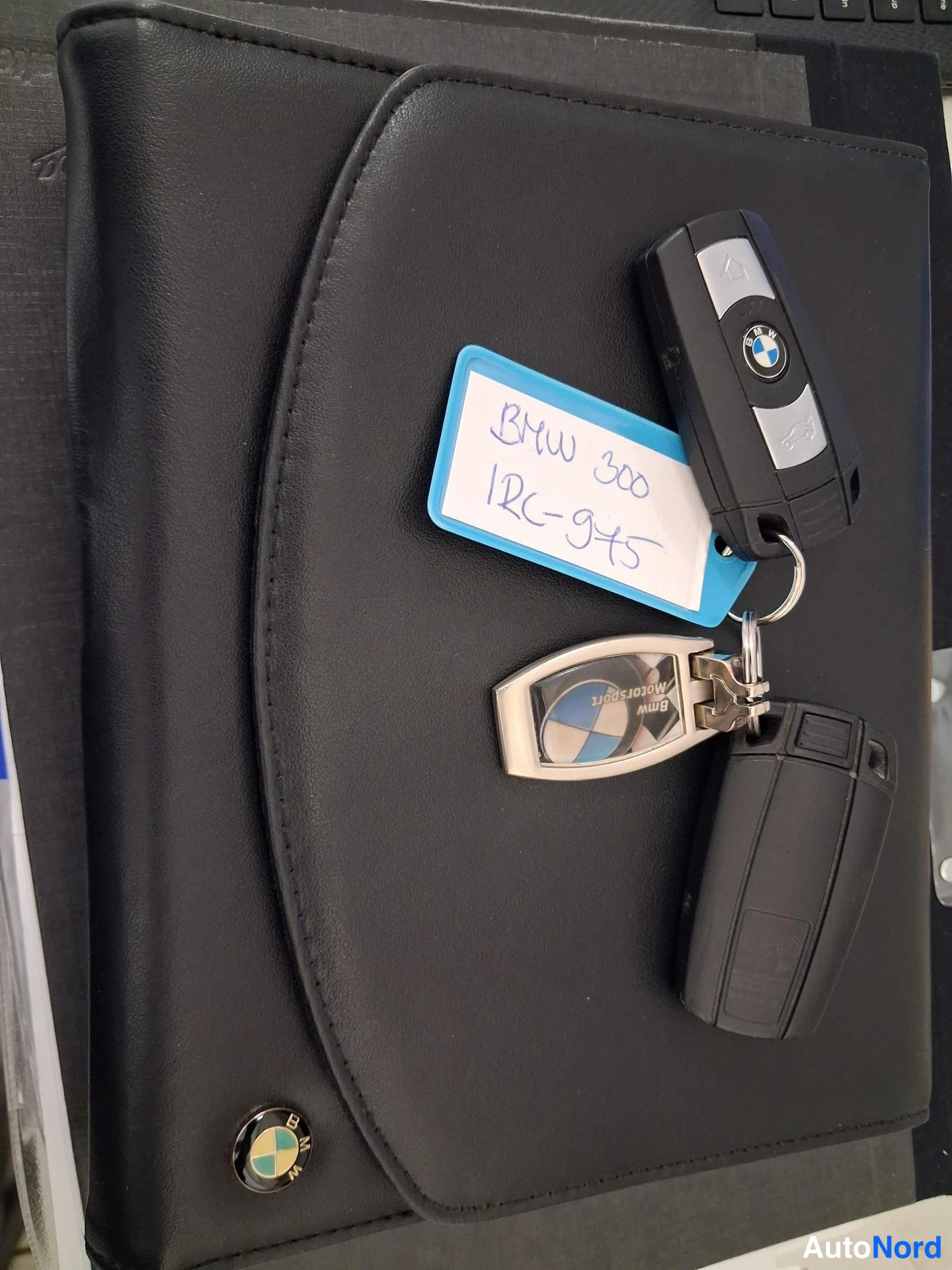 Musta BMW 330i 2011, yksityiskohta, kuva 19