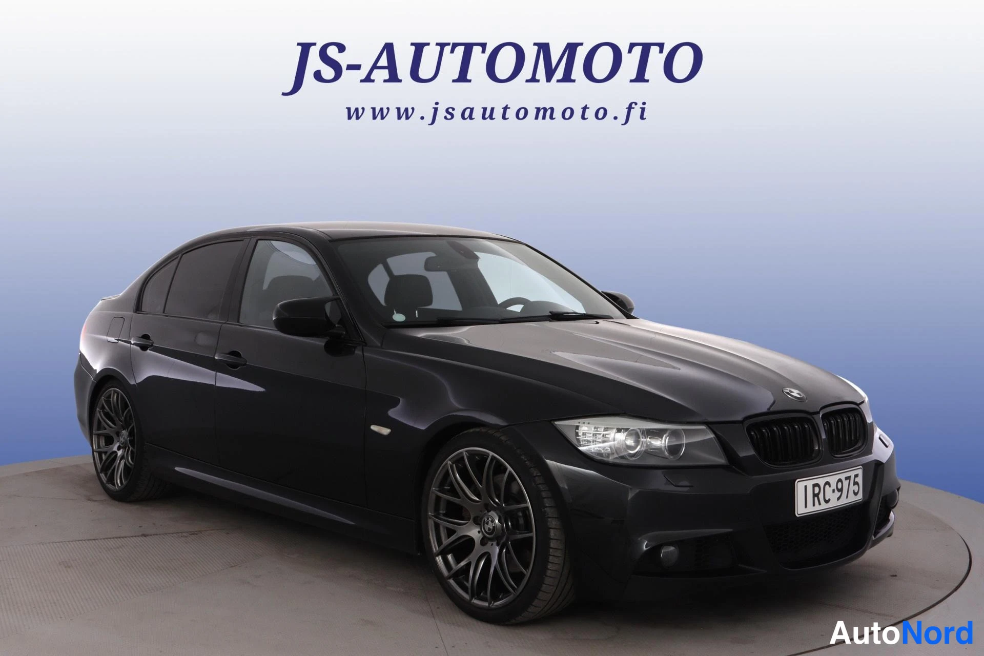 Musta BMW 330i 2011, etuviisto, keula oikealle, kuva 4