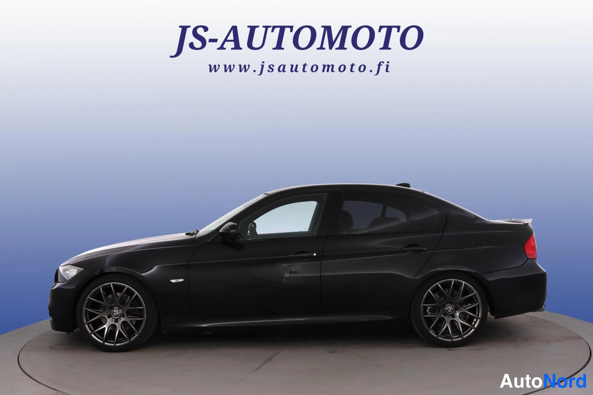 Musta BMW 330i 2011, etuviisto, keula vasemmalle, kuva 2