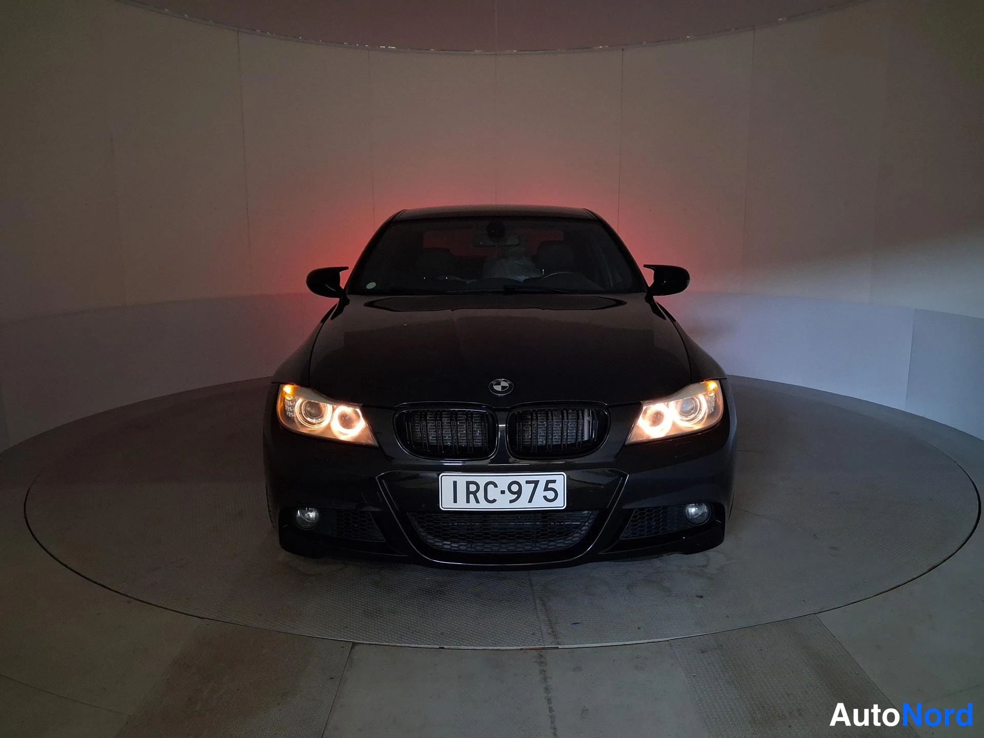 Musta BMW 330i 2011, edestä, kuva 5