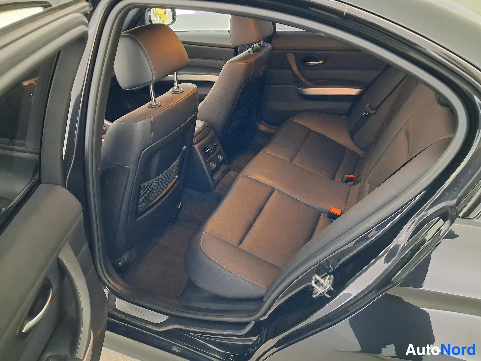 Musta BMW 330i 2011, takaistuimet, kuva 13