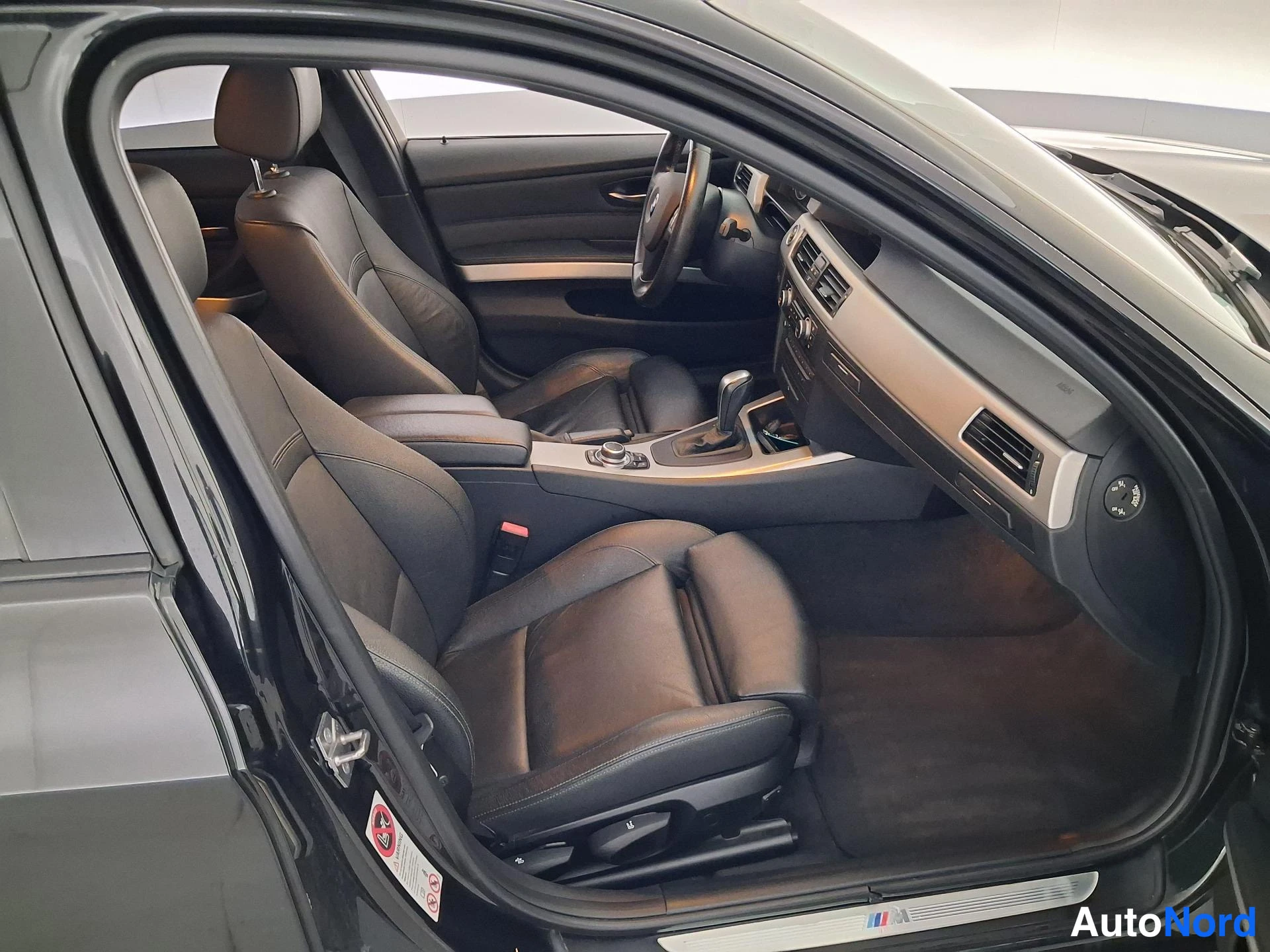 Musta BMW 330i 2011, etuistuimet, kuva 11