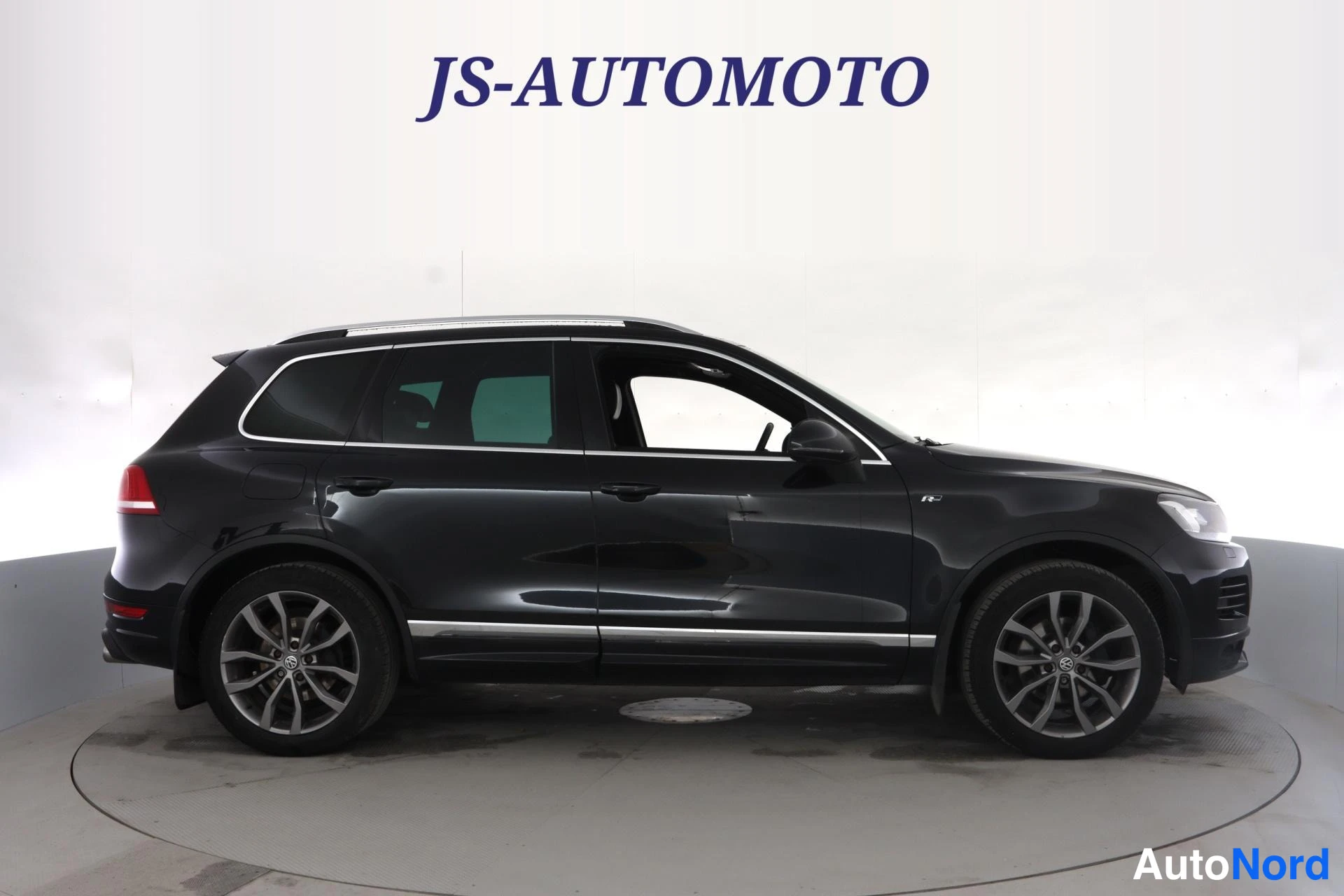 Musta Volkswagen Touareg 2013, sivulta, kuva 3