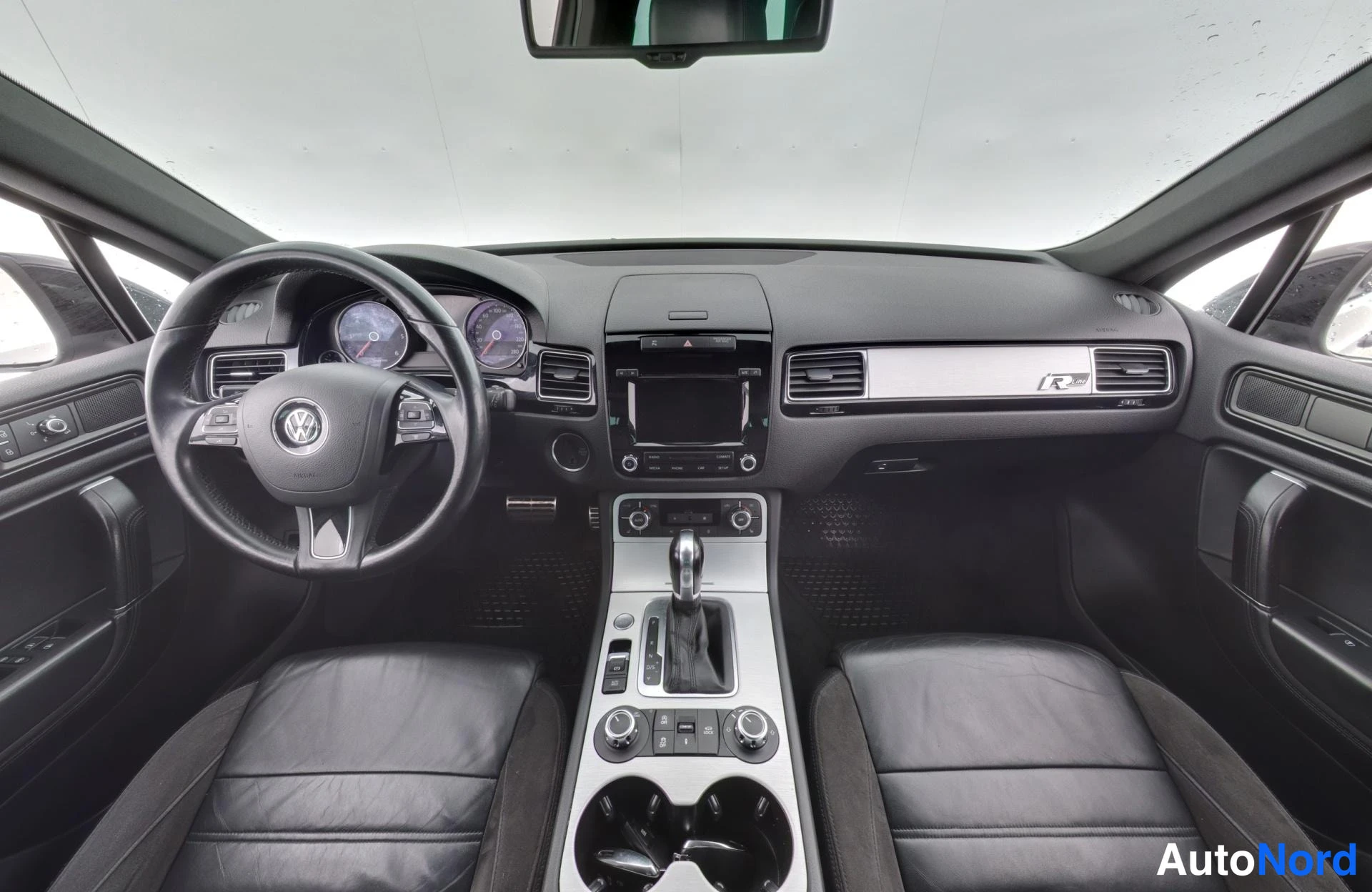 Musta Volkswagen Touareg 2013, ohjaamo, kuva 8