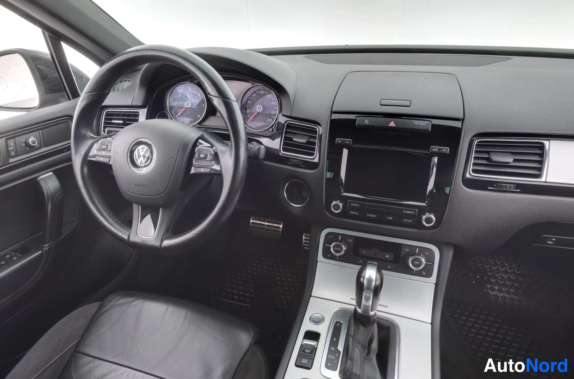 Musta Volkswagen Touareg 2013, ohjaamo, kuva 9