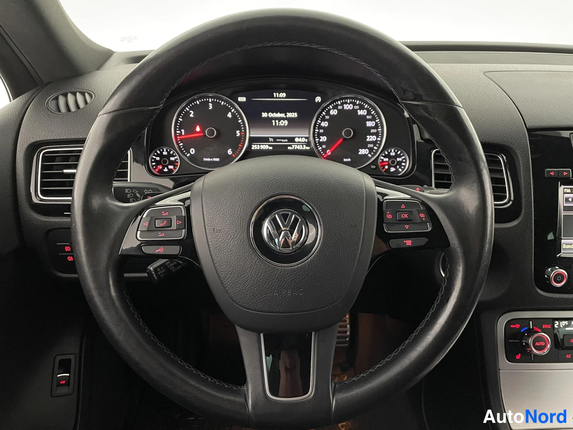 Musta Volkswagen Touareg 2013, ohjaamo, kuva 10