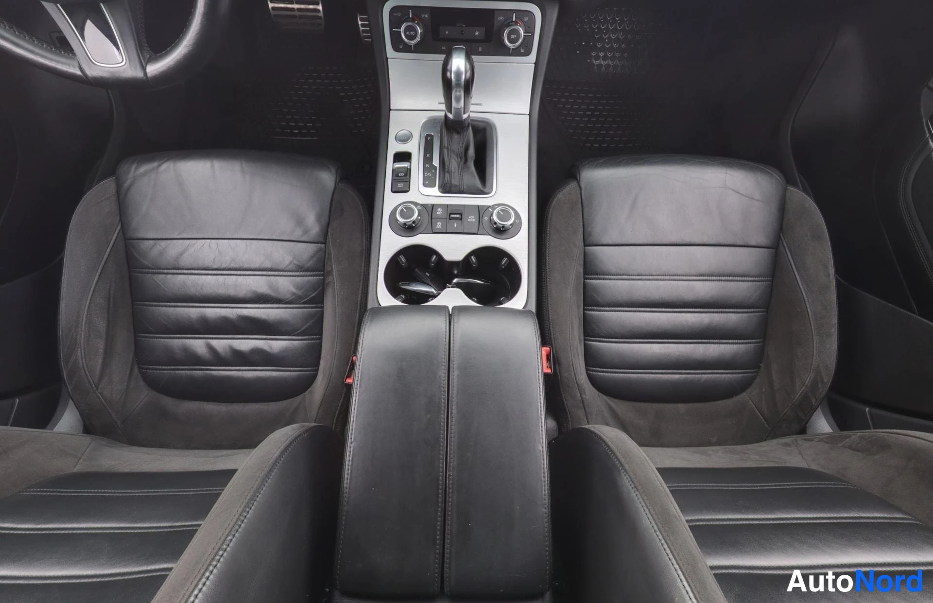 Musta Volkswagen Touareg 2013, etuistuimet, kuva 12
