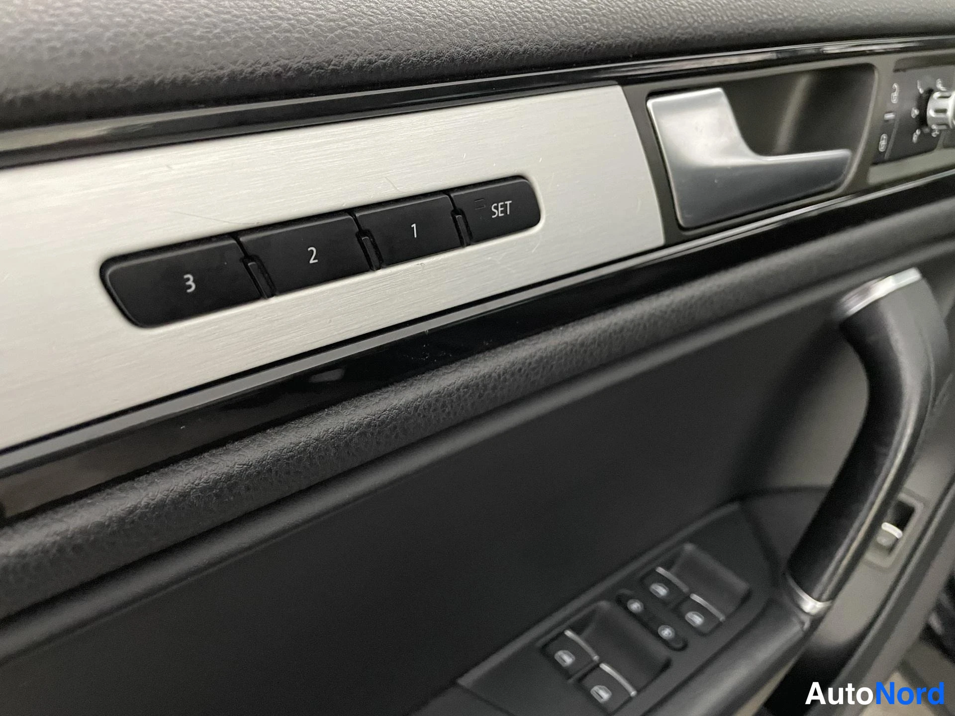 Musta Volkswagen Touareg 2013, yksityiskohta, kuva 20