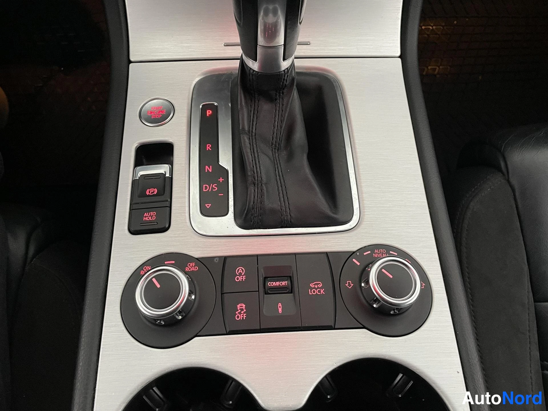 Musta Volkswagen Touareg 2013, yksityiskohta, kuva 21