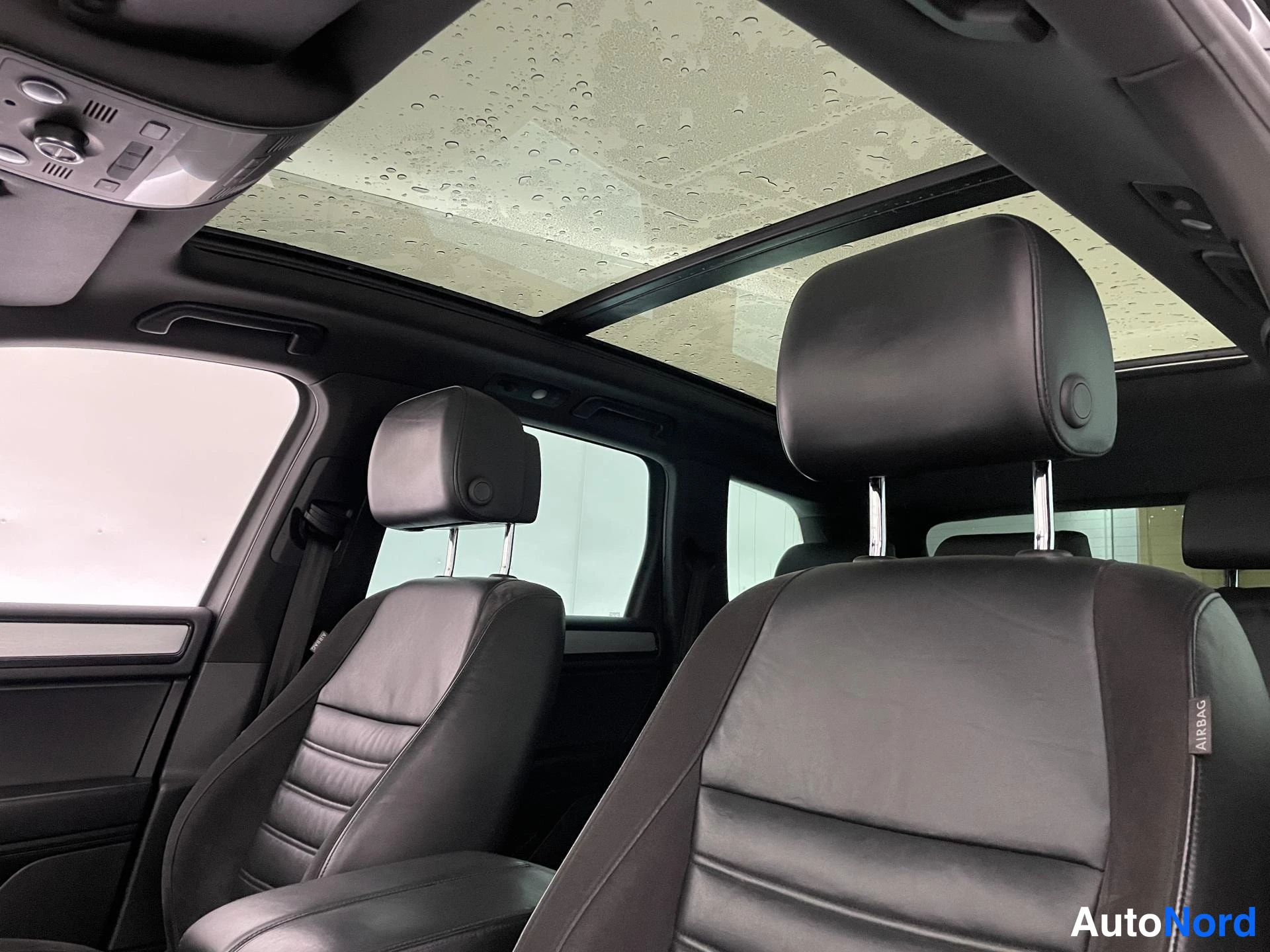 Musta Volkswagen Touareg 2013, etuistuimet, kuva 13