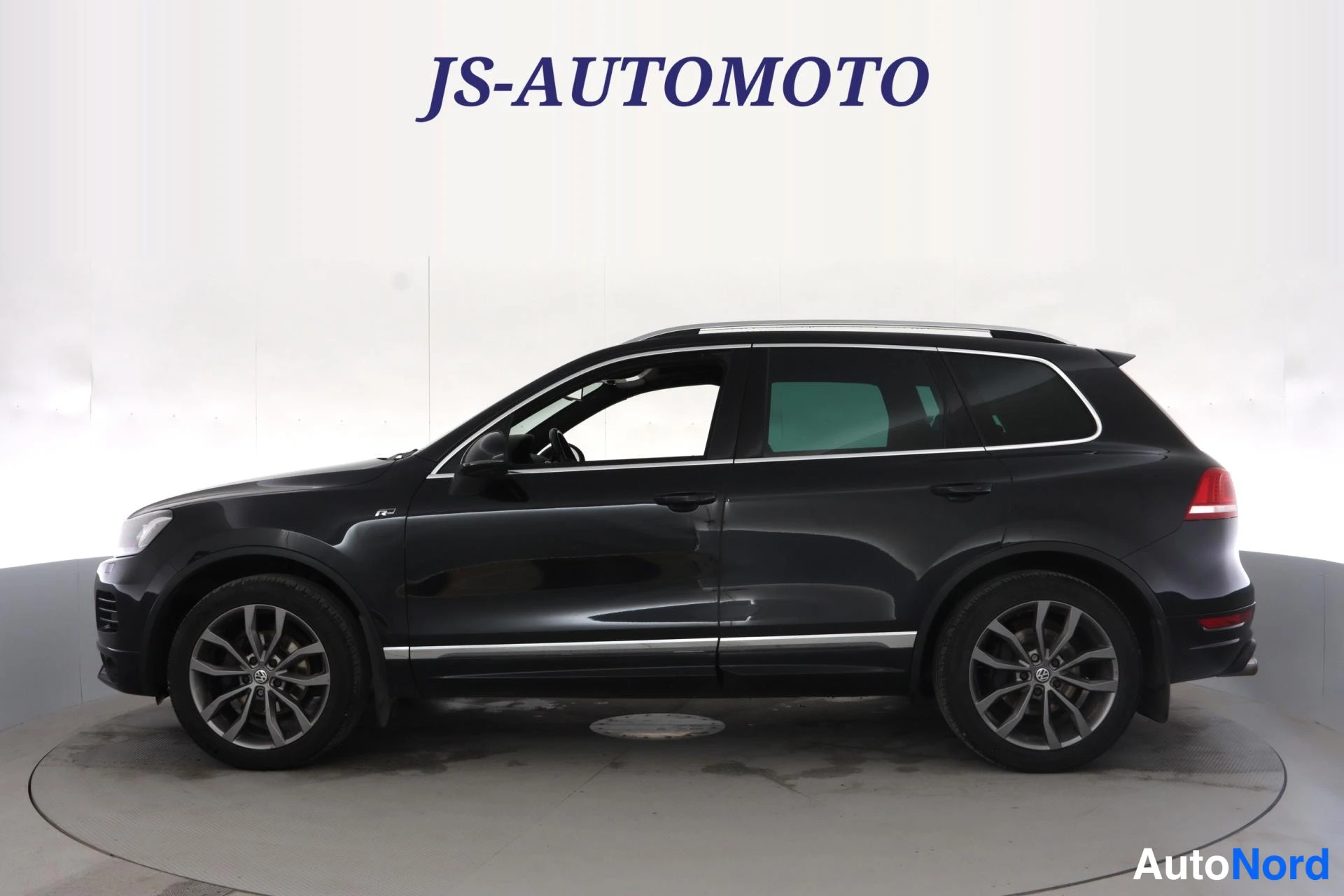 Musta Volkswagen Touareg 2013, sivulta, kuva 4