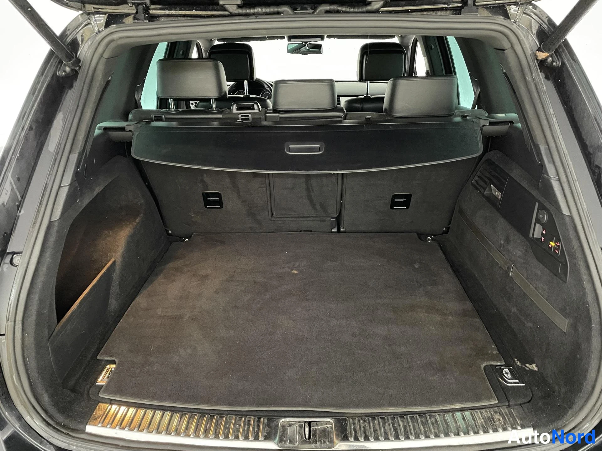 Musta Volkswagen Touareg 2013, tavaratila, kuva 16