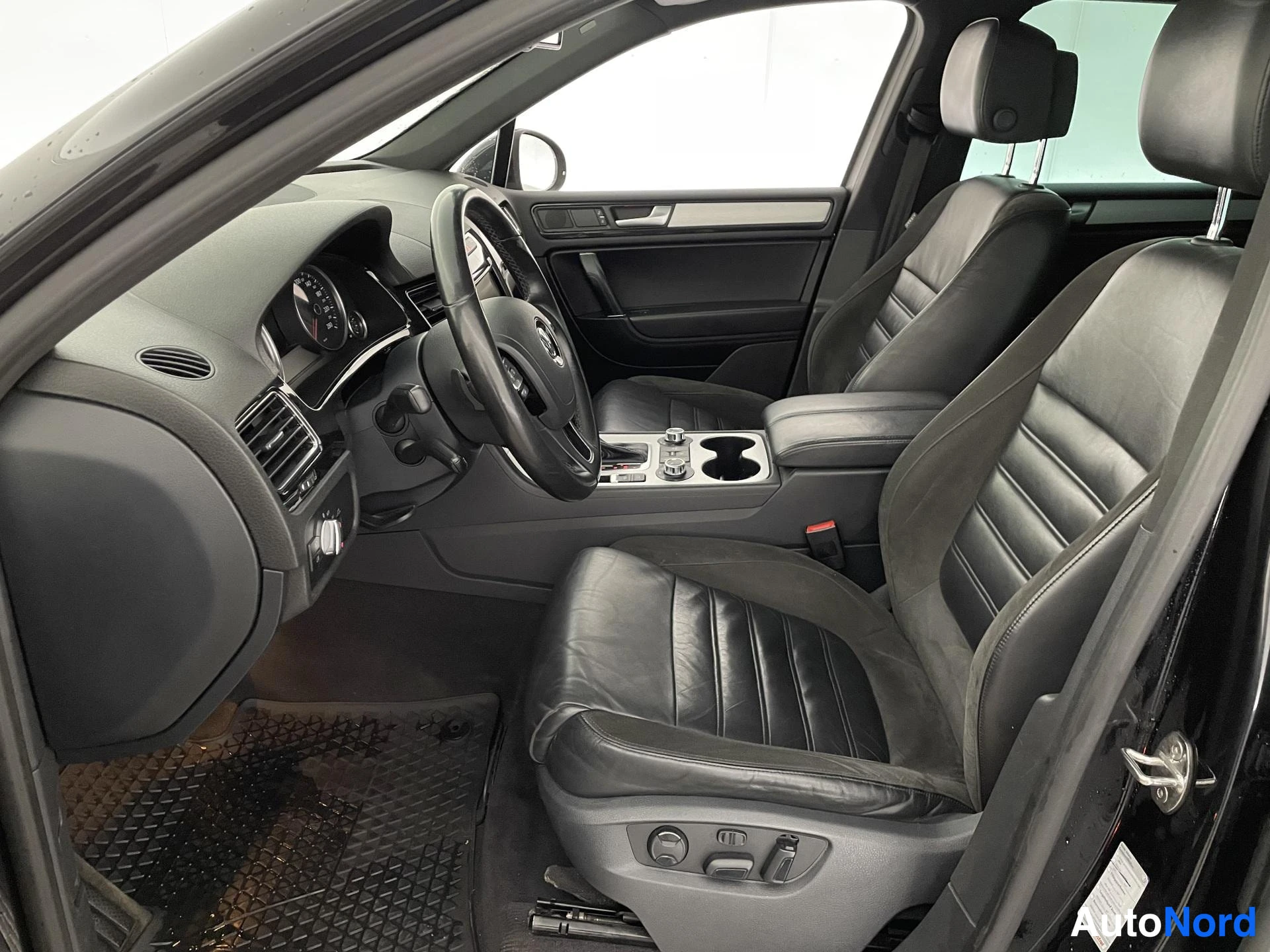 Musta Volkswagen Touareg 2013, etuistuimet, kuva 11