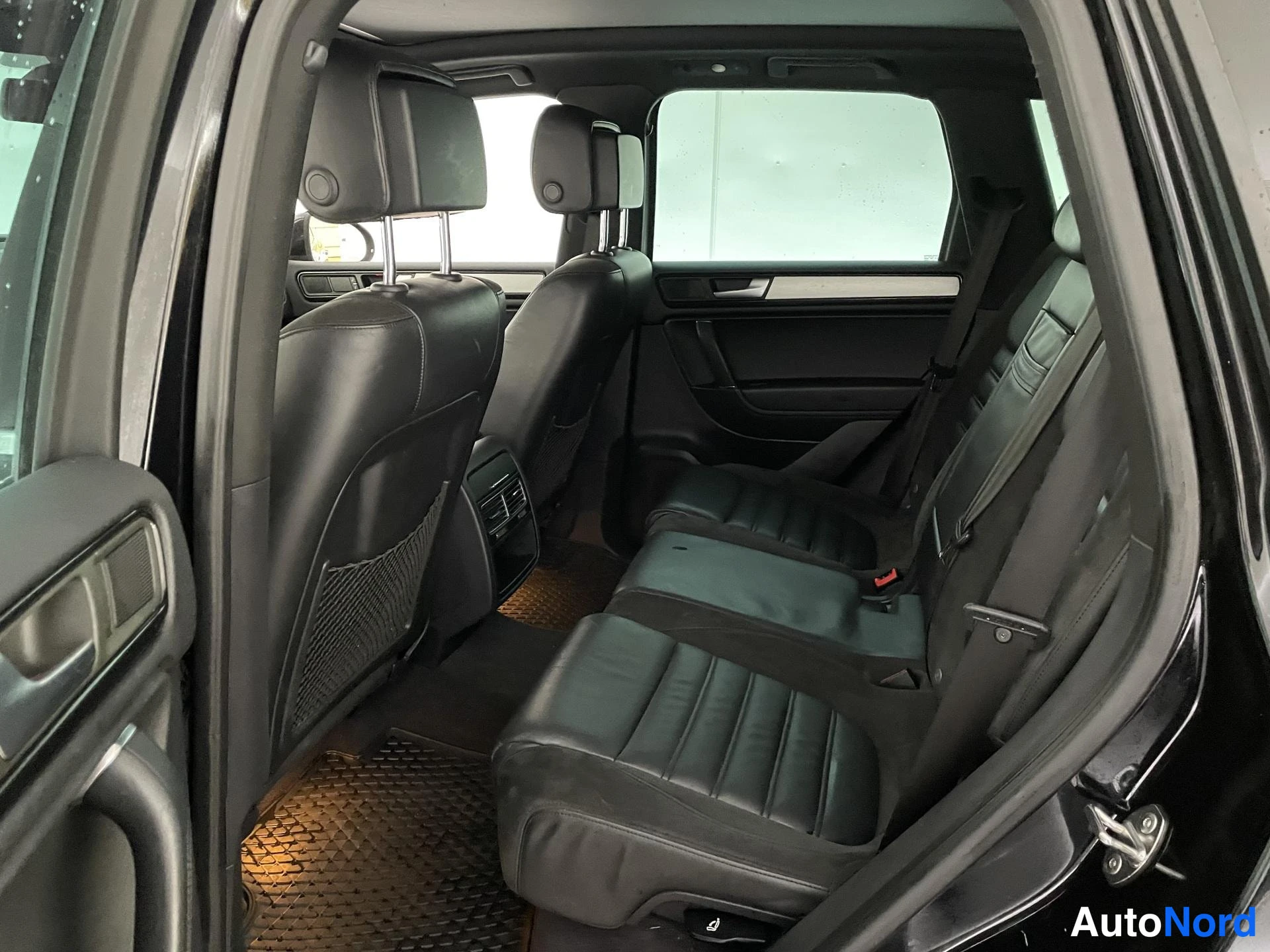 Musta Volkswagen Touareg 2013, takaistuimet, kuva 14