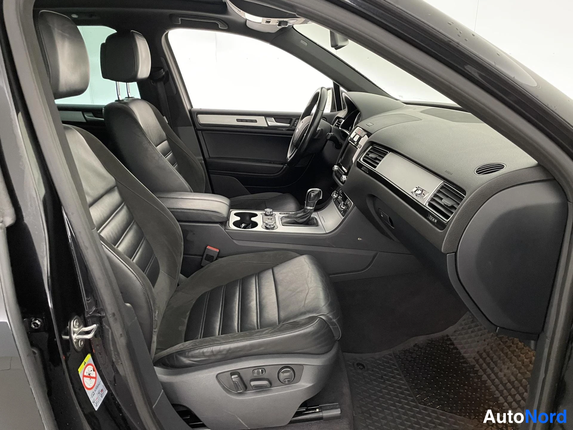 Musta Volkswagen Touareg 2013, ohjaamo, kuva 7