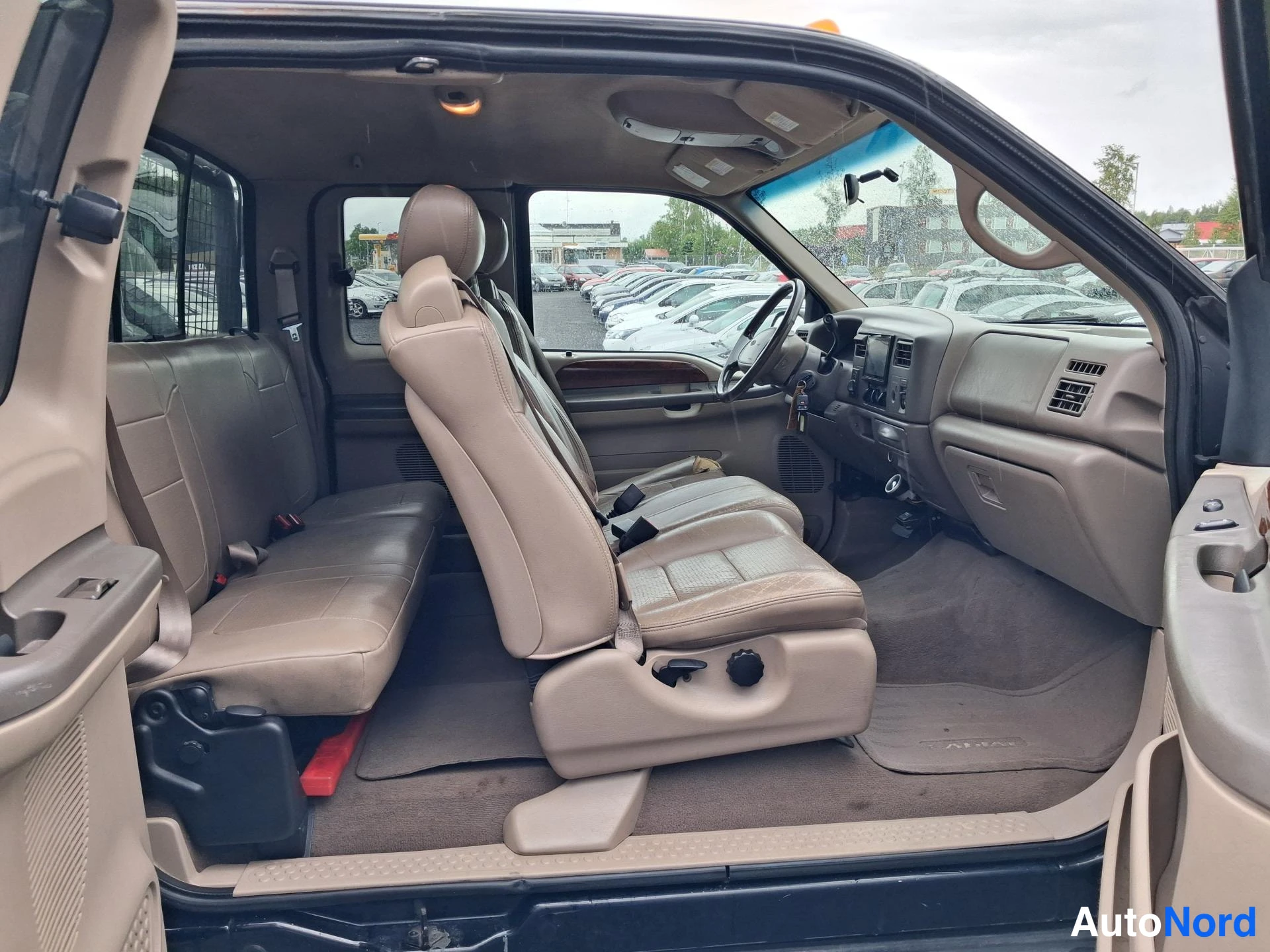 Musta Ford F-250 2001, etuistuimet, kuva 13