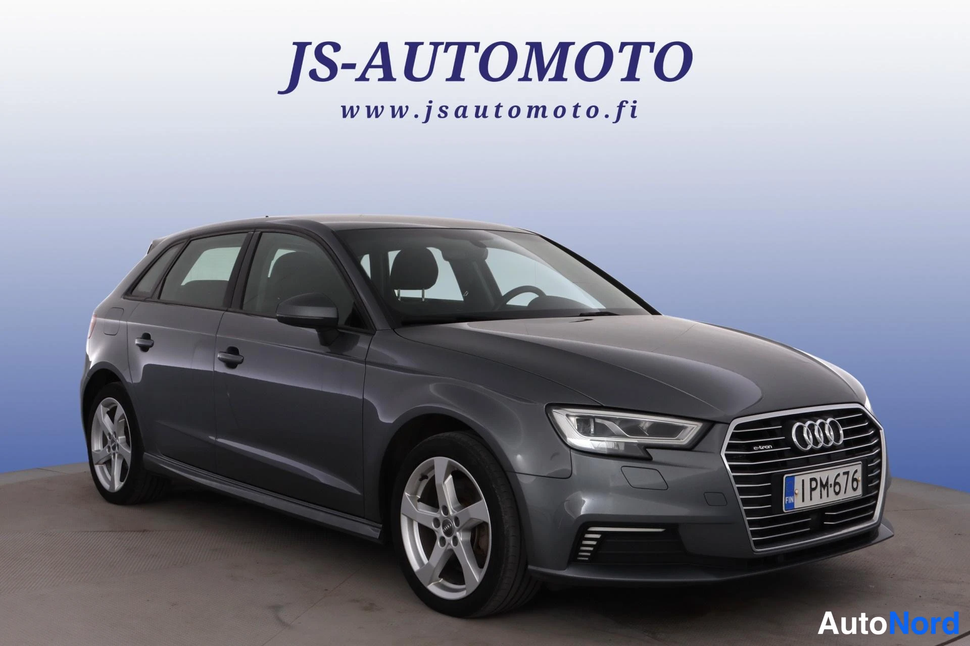 Grey Audi A3 2020, front three-quarter, nose to the right, photo 4