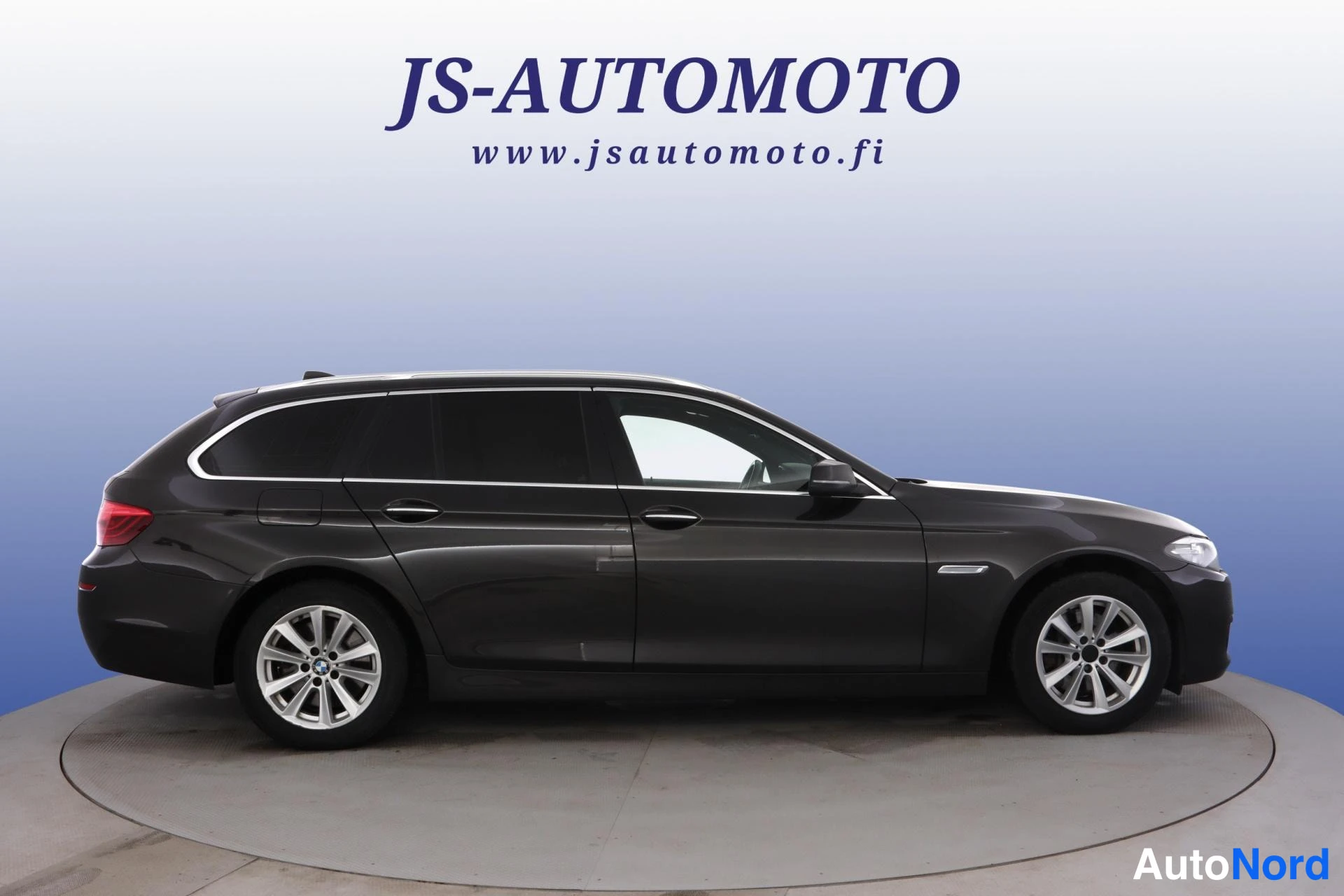 Musta BMW 530d 2014, etuviisto, keula oikealle, kuva 4