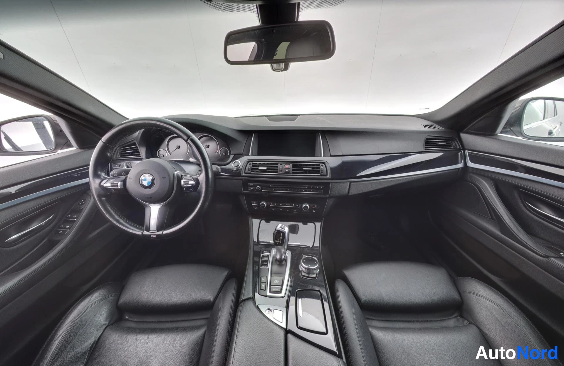 Musta BMW 530d 2014, ohjaamo, kuva 10