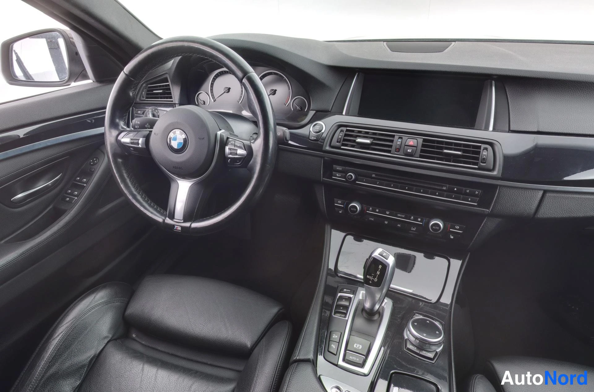 Musta BMW 530d 2014, ohjaamo, kuva 12