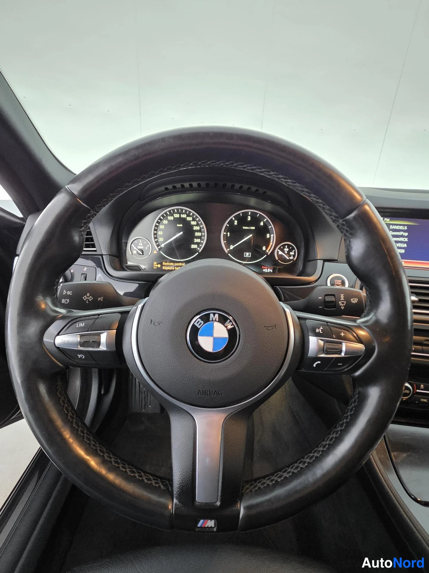 Musta BMW 530d 2014, yksityiskohta, kuva 16
