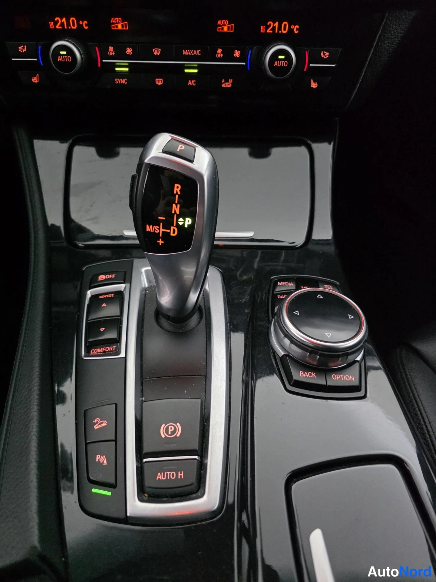 Musta BMW 530d 2014, ohjaamo, kuva 11