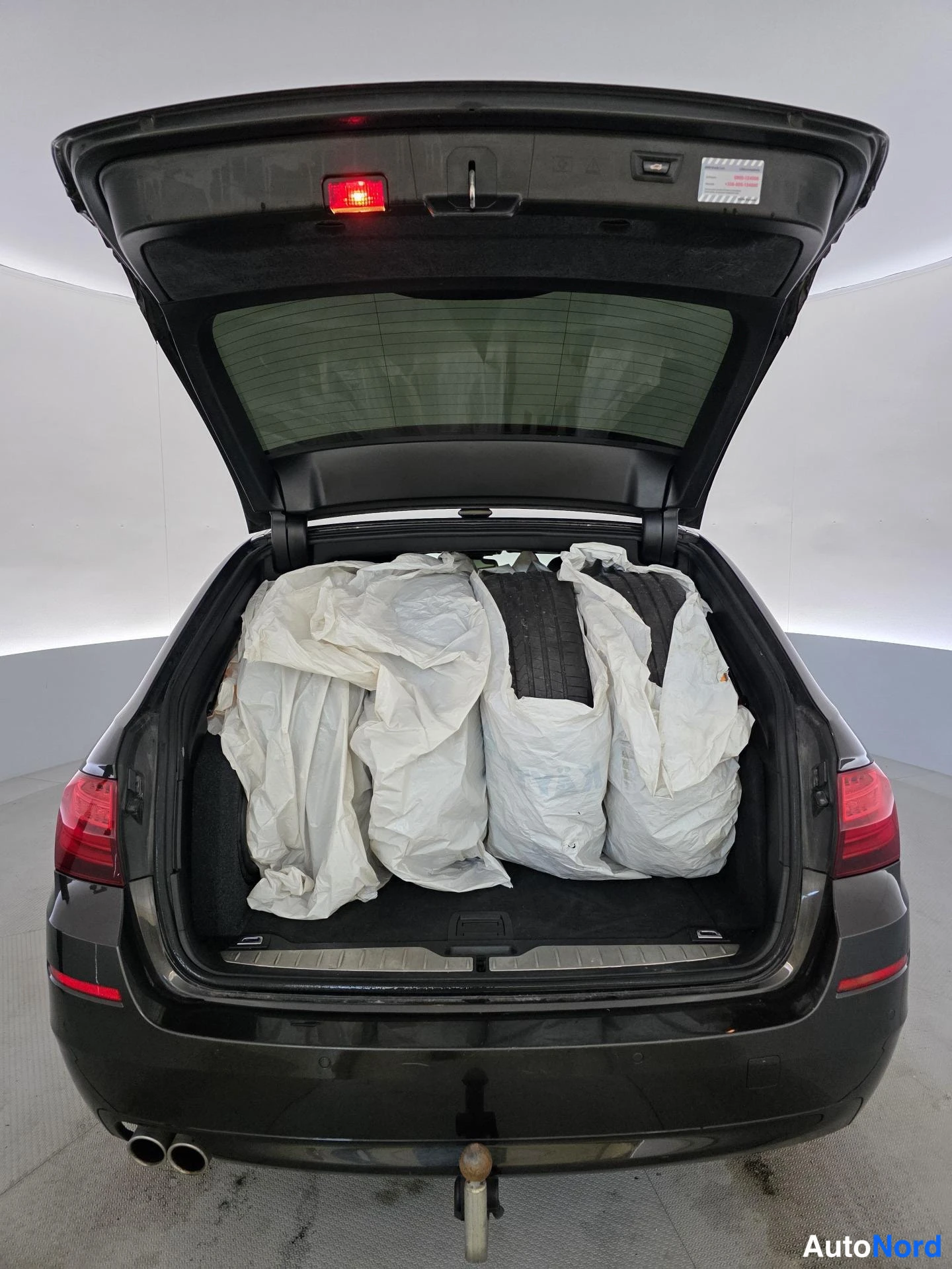 Musta BMW 530d 2014, tavaratila, kuva 15