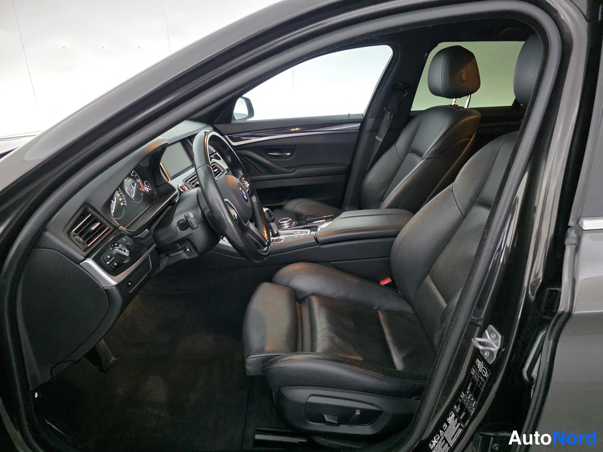 Musta BMW 530d 2014, ohjaamo, kuva 8