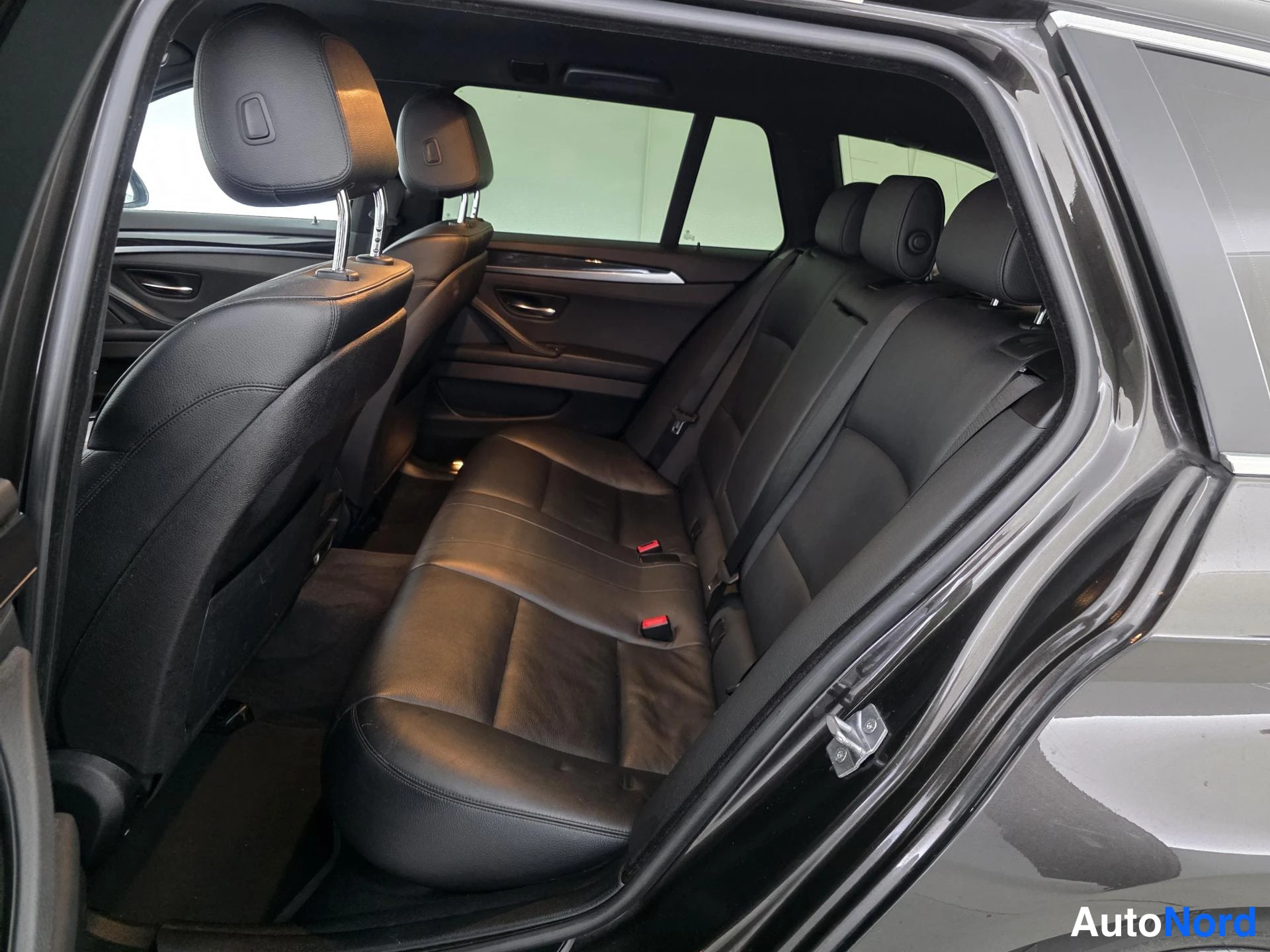 Musta BMW 530d 2014, takaistuimet, kuva 13