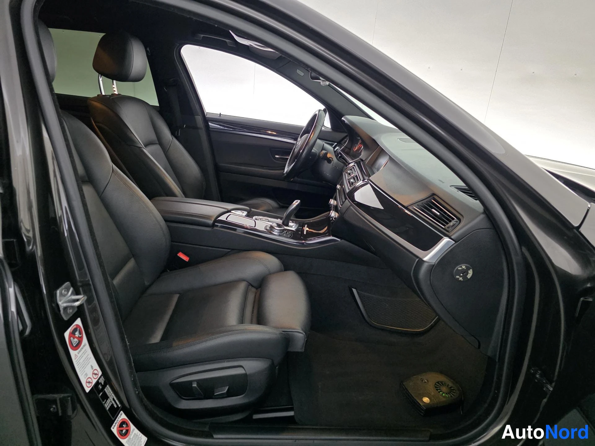 Musta BMW 530d 2014, ohjaamo, kuva 9