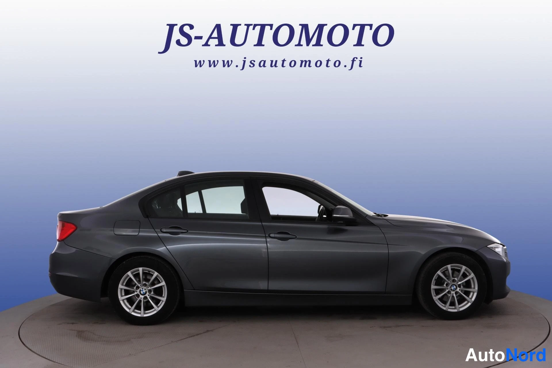 Harmaa BMW 320i 2013, sivulta, kuva 3