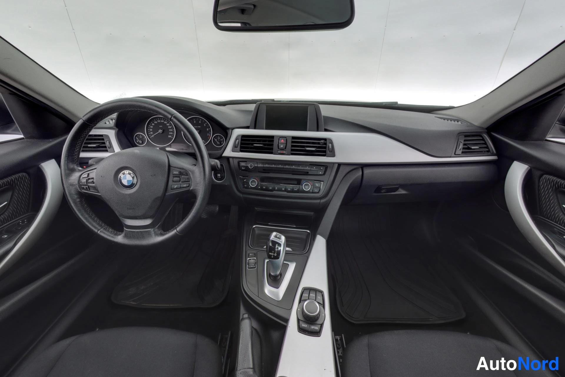 Harmaa BMW 320i 2013, ohjaamo, kuva 9