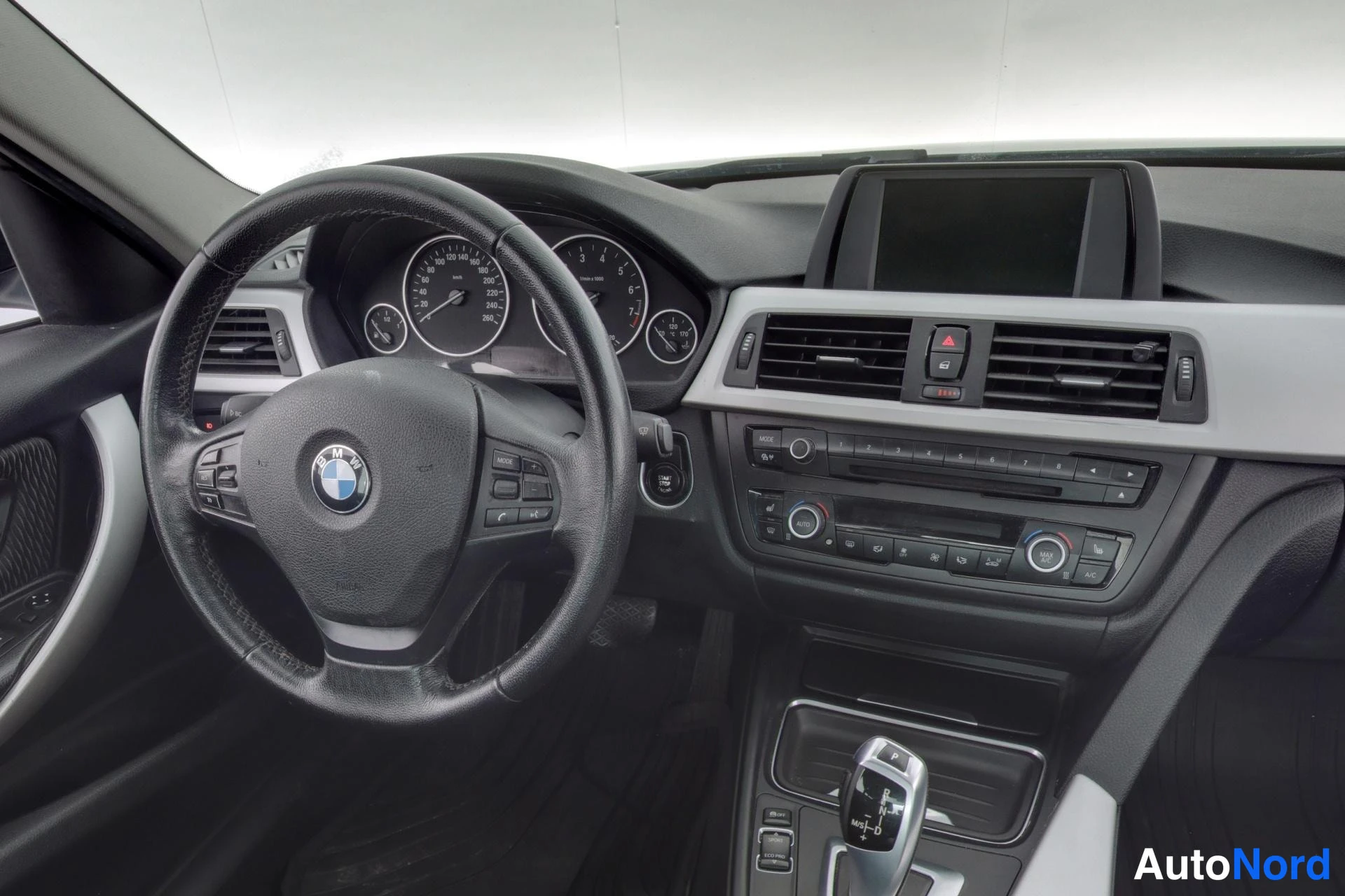 Harmaa BMW 320i 2013, ohjaamo, kuva 8